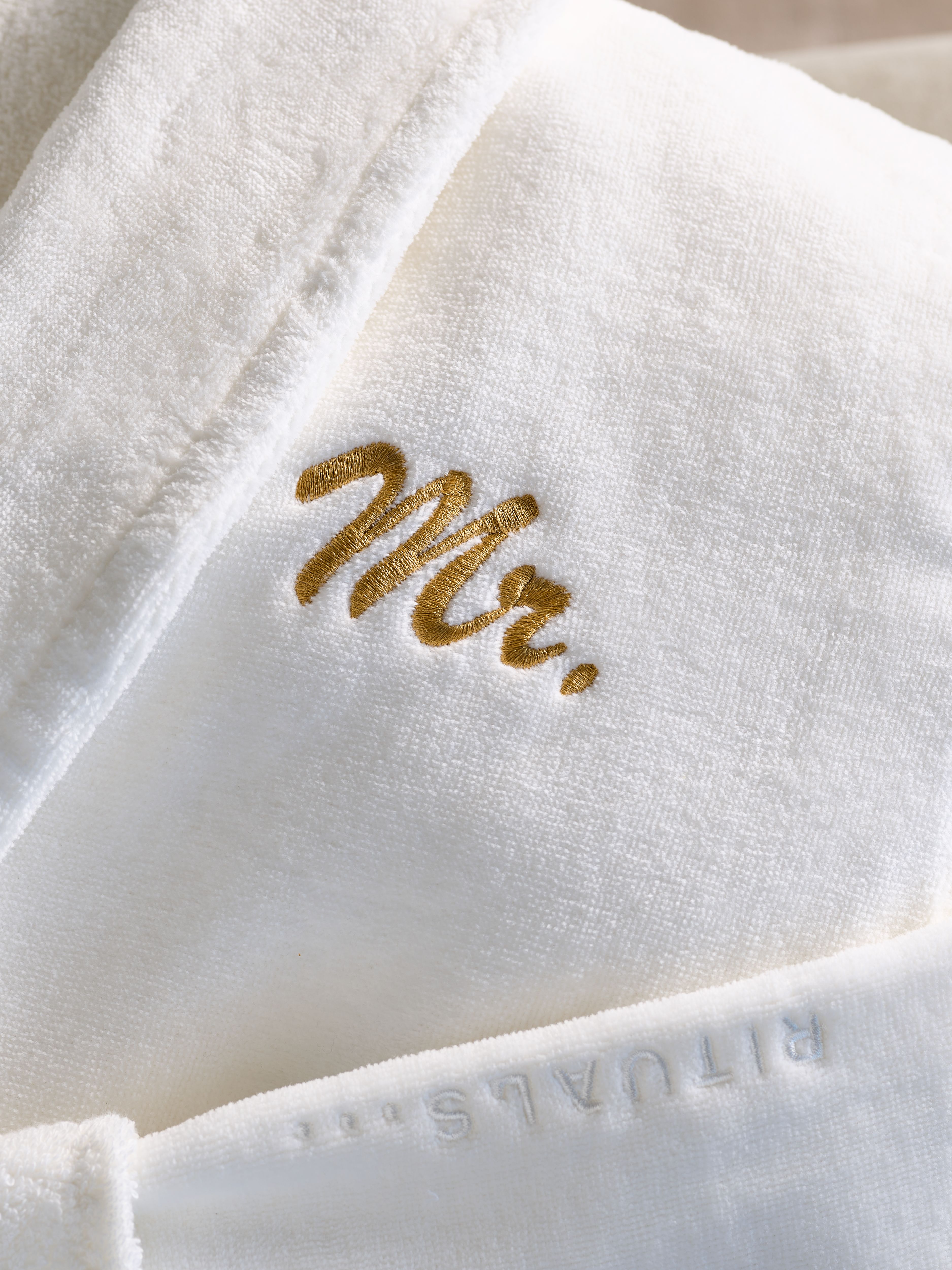 Mr Bathrobe - White - L Lifestyle with Product Elements