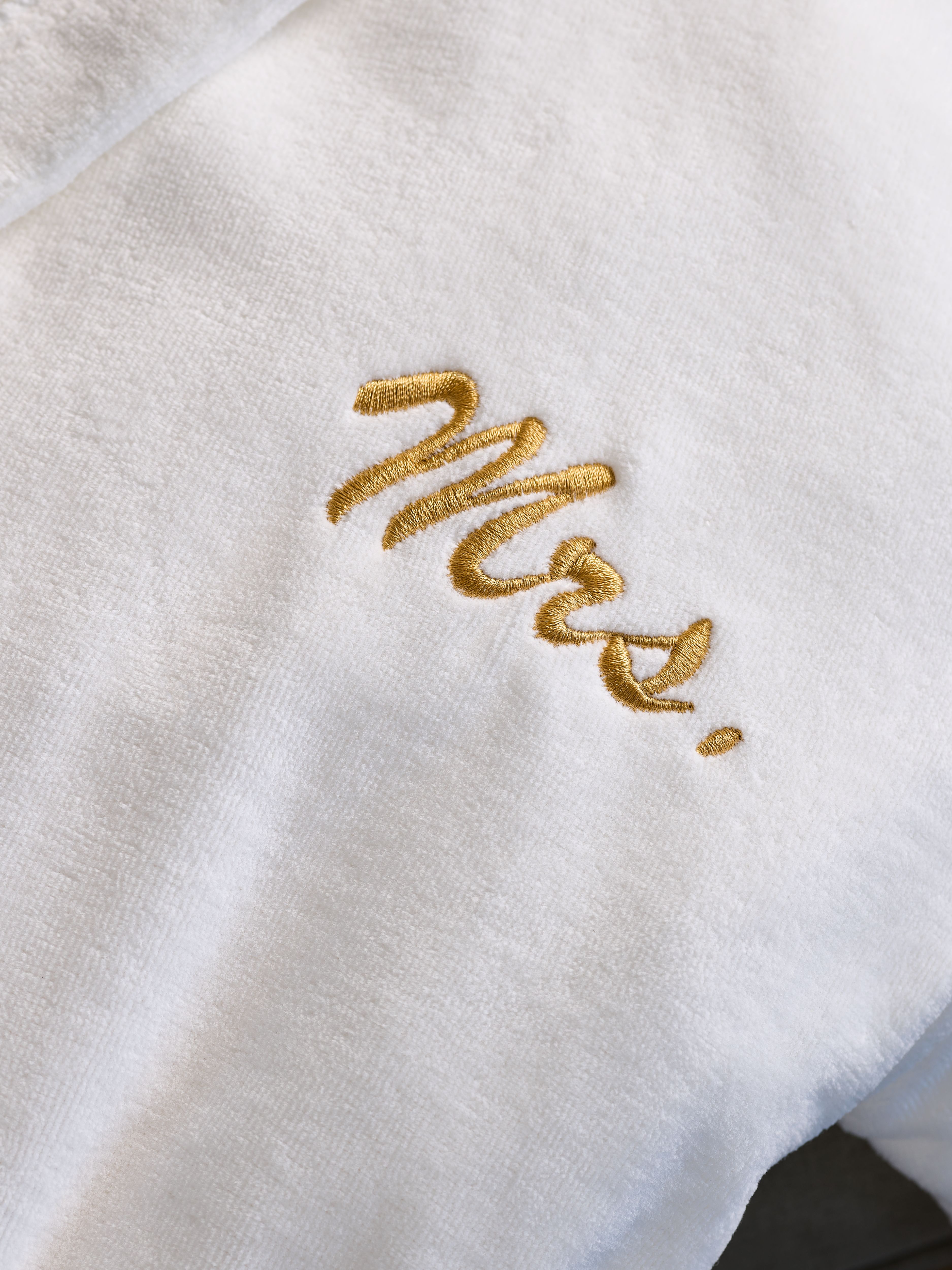 Mrs Bathrobe - White - L Lifestyle with Product Elements