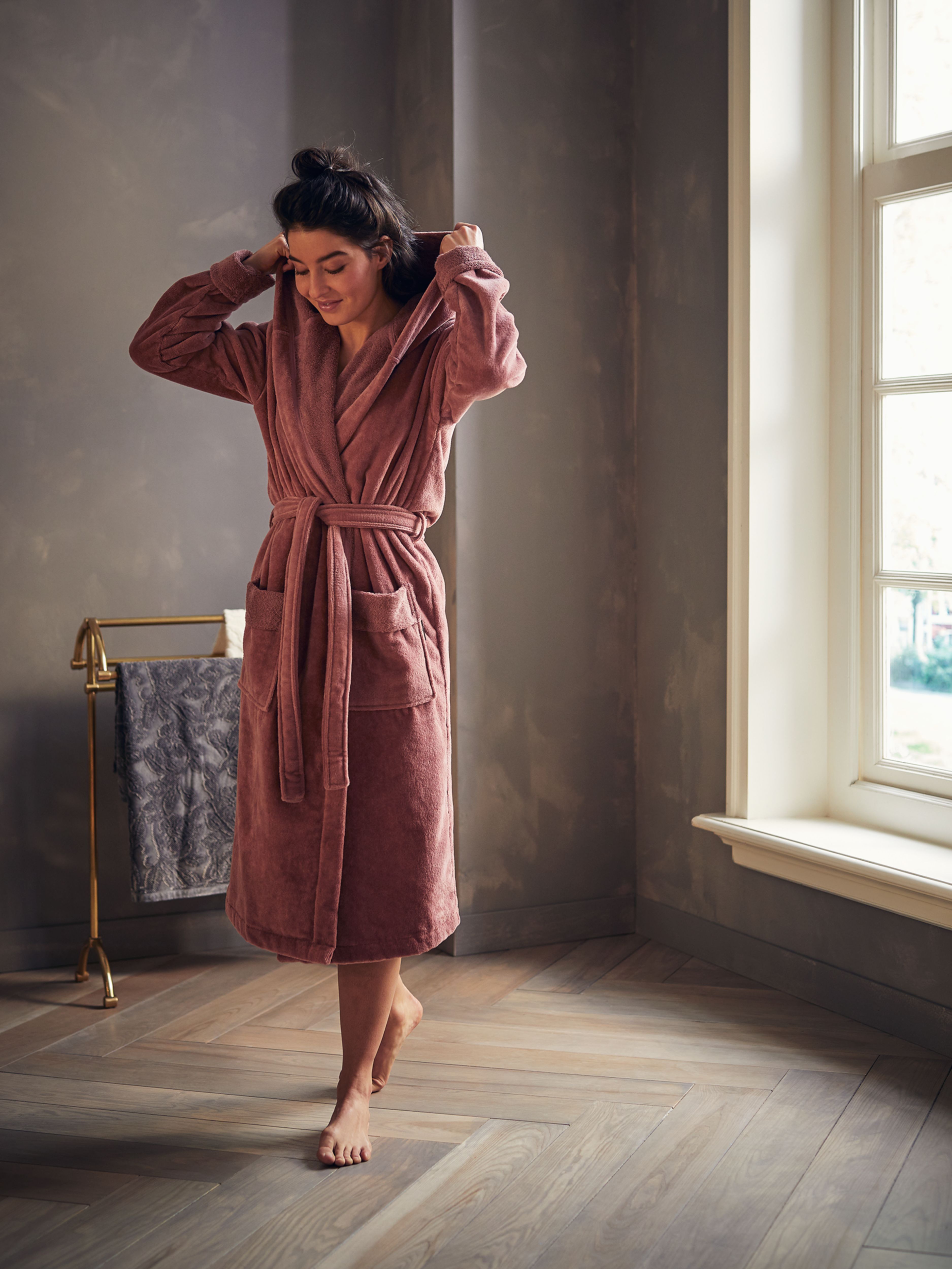 Super Smooth Cotton Bathrobe Women M Powder Pink Lifestyle with Model and Packshot