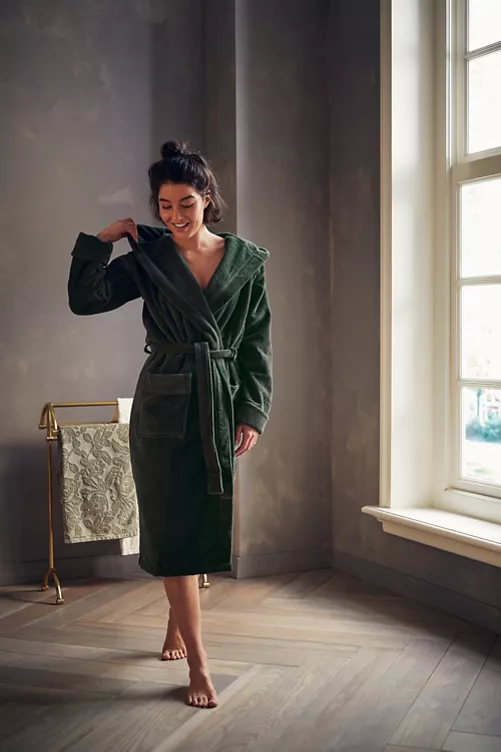 https://rituals.scene7.com/is/image/rituals/1109855_SuperSmoothCottonBathrobeWomenSMossGreenPrimary-1?resMode=sharp2&fmt=webp-alpha&wid=501