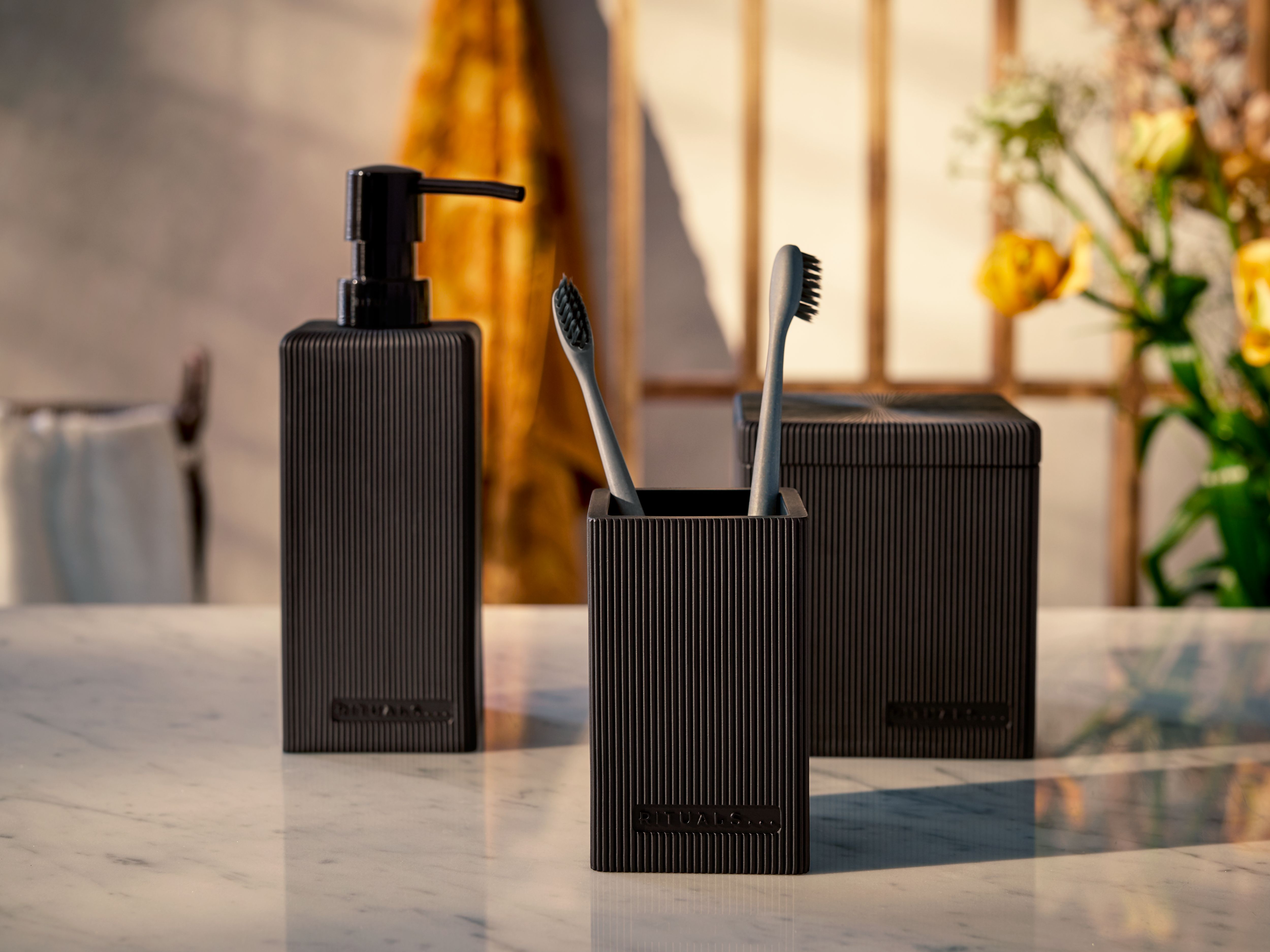 https://rituals.scene7.com/is/image/rituals/1111324_AcoraSoapDispencerBlackProductDetail-1:4-by-3?fmt=webp-alpha&hei=928&resMode=sharp2&wid=1238