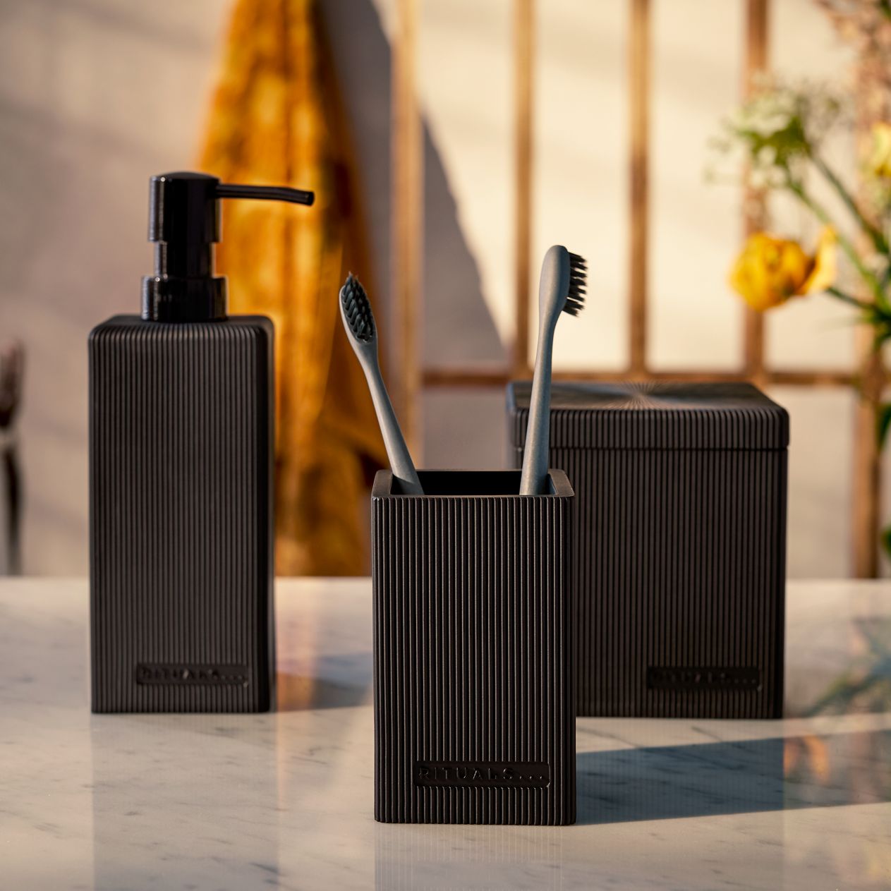 https://rituals.scene7.com/is/image/rituals/1111324_AcoraSoapDispencerBlackProductDetail-1:Square?resMode=sharp2&wid=1263&hei=1263