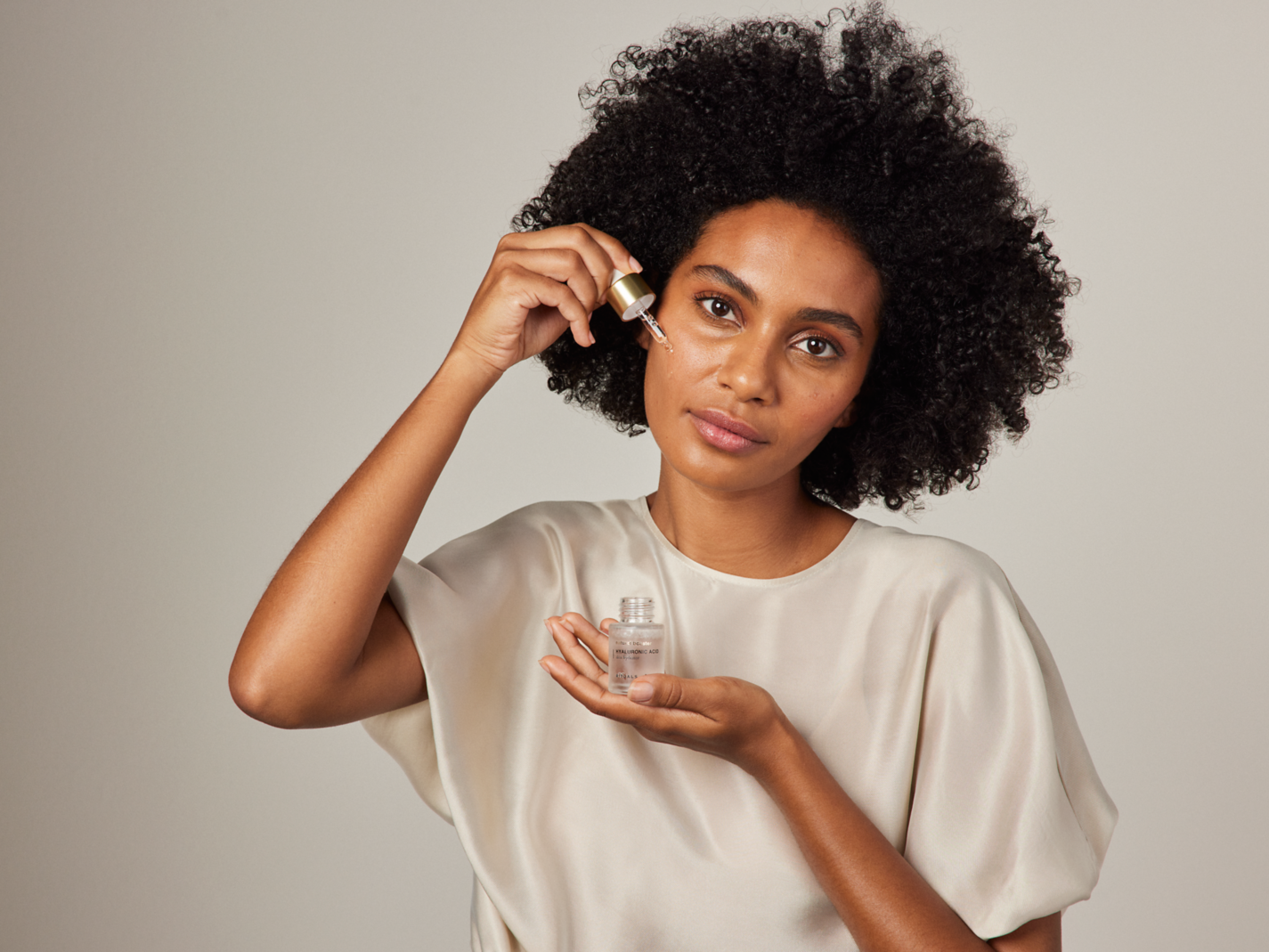 https://rituals.scene7.com/is/image/rituals/1114633-rituals-namaste-hyaluronic-acid-natural-booster-059-1:4-by-3?fmt=png-alpha&wid=1425&hei=1069