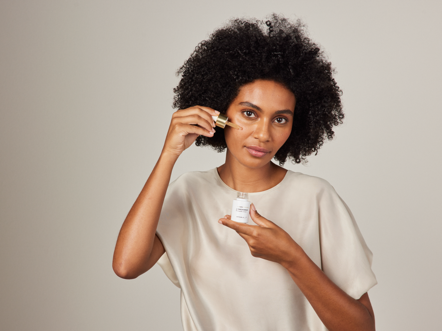 https://rituals.scene7.com/is/image/rituals/1114635-rituals-namaste-niacinamide-natural-booster-056-1:4-by-3?fmt=png-alpha&wid=1425&hei=1069