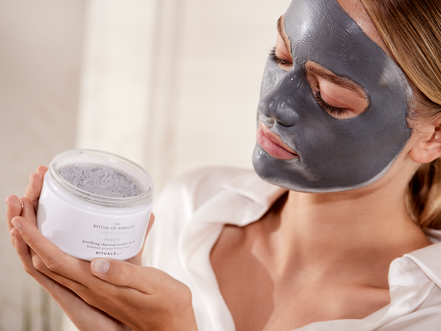 https://rituals.scene7.com/is/image/rituals/1114645_2023_Namaste_Charcoalmaskteacup_154:4-by-3?fmt=png-alpha&wid=1425&hei=1069