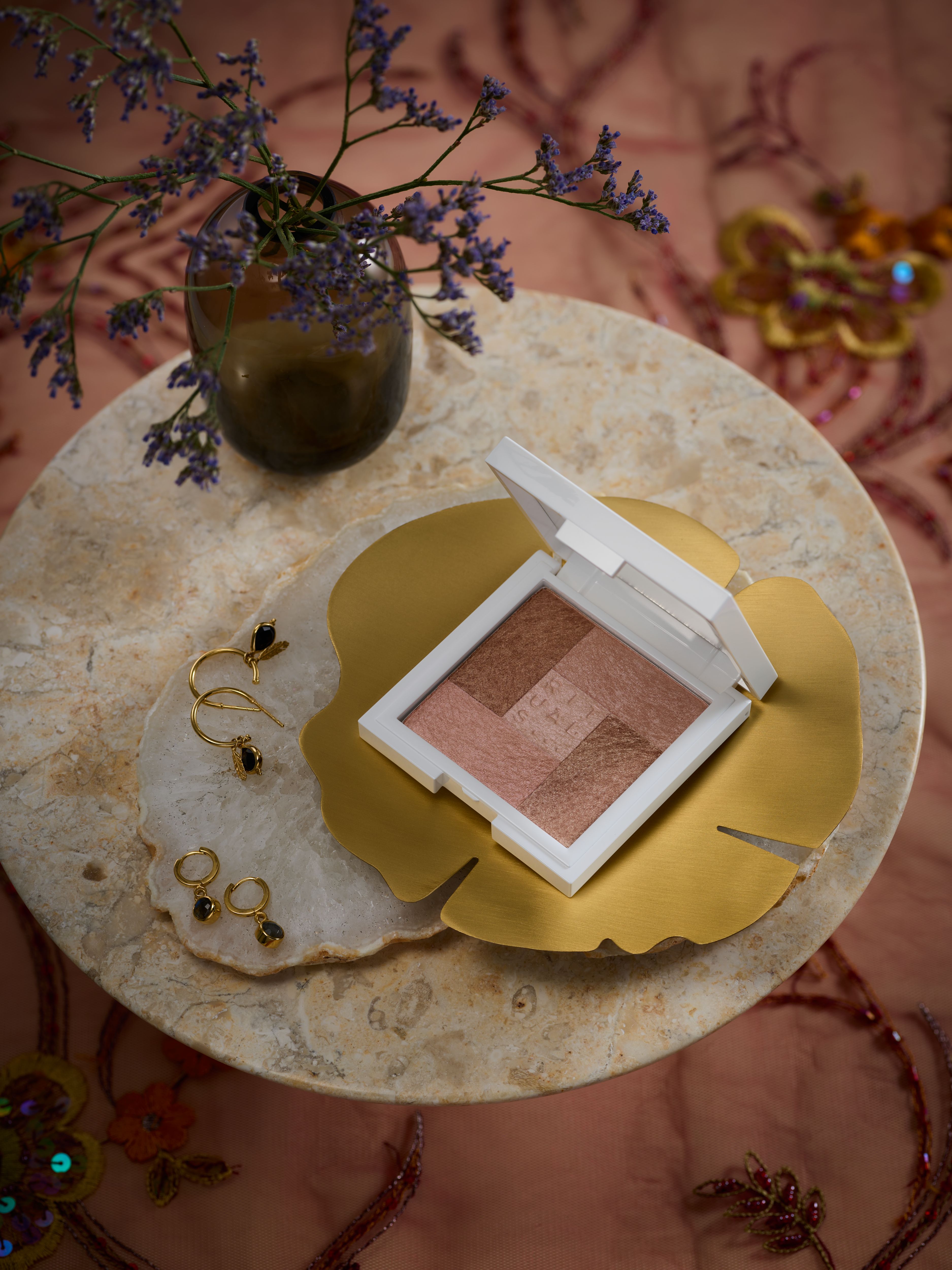 Miracle Sunglow Powder Lifestyle with Product