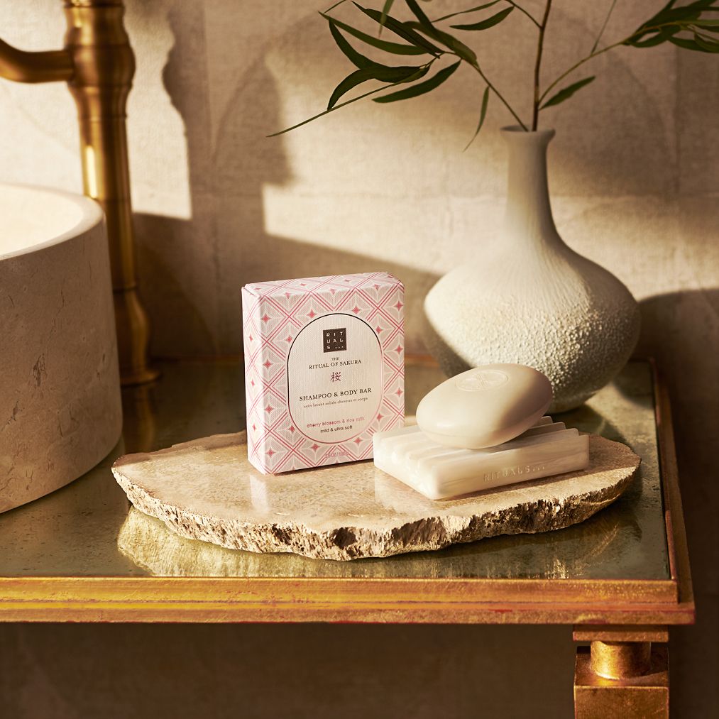 https://rituals.scene7.com/is/image/rituals/1115506-rituals-30-sakura-2023-shampoo-shower-bar:Square?resMode=sharp2&wid=1013&hei=1013
