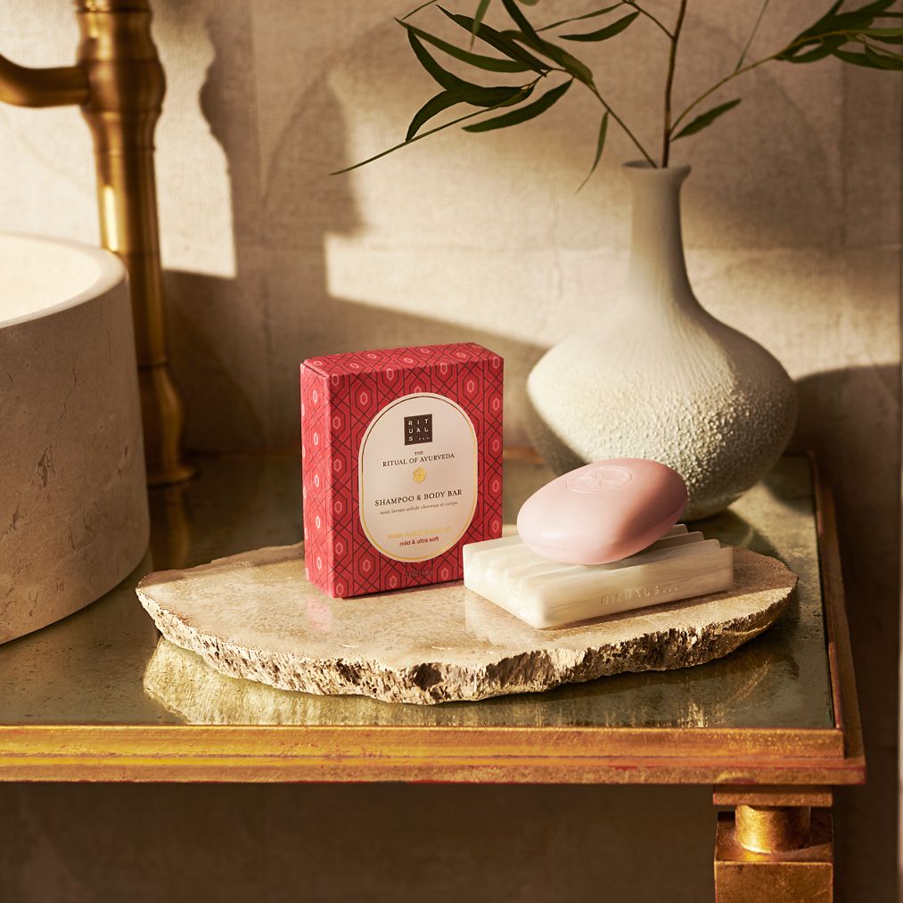 https://rituals.scene7.com/is/image/rituals/1115507-rituals-24-ayurveda-2023-shampoo-shower-bar:Square?resMode=sharp2&wid=1013&hei=1013