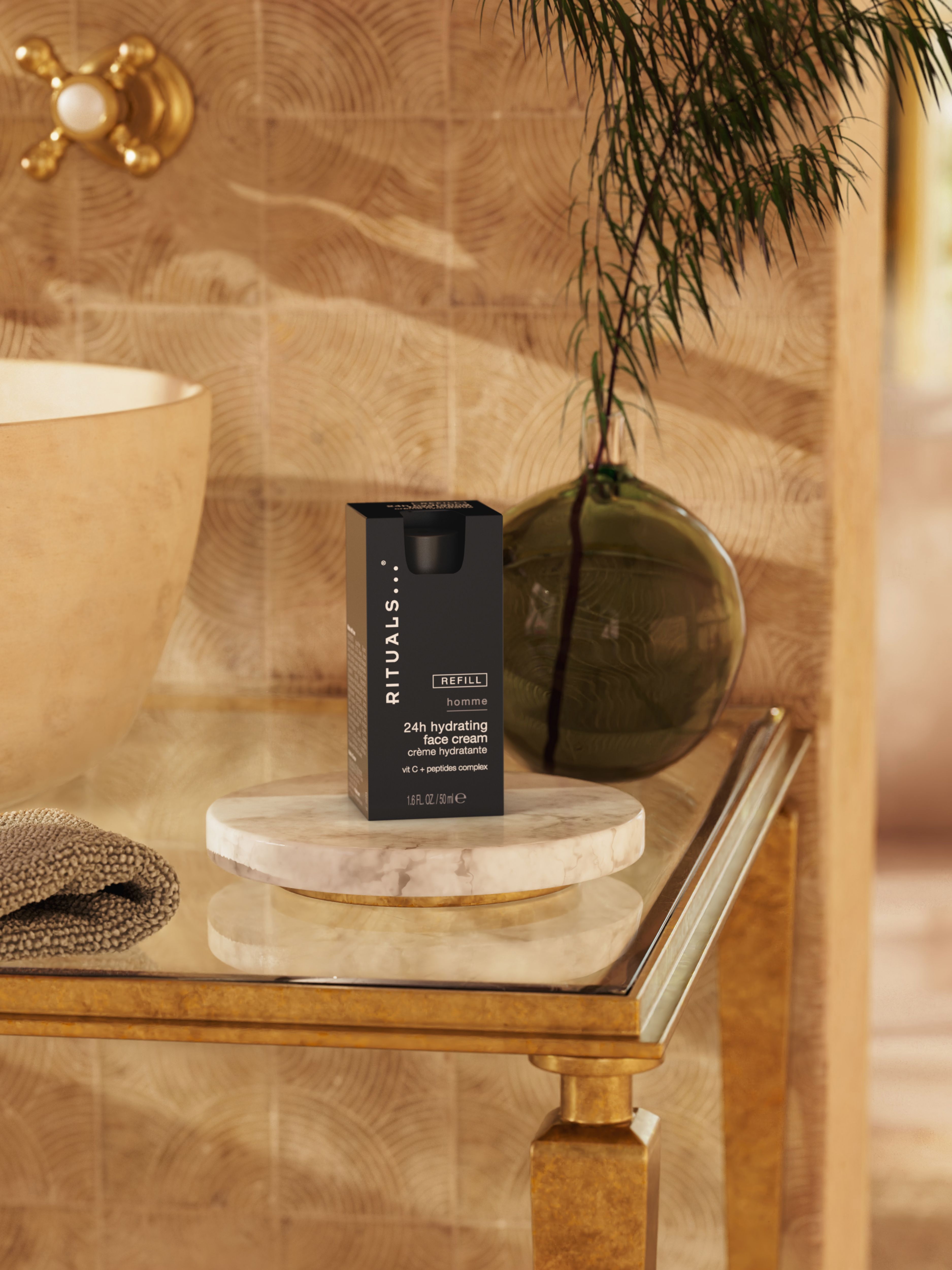 Homme 24h Hydrating face cream refill Lifestyle with Product