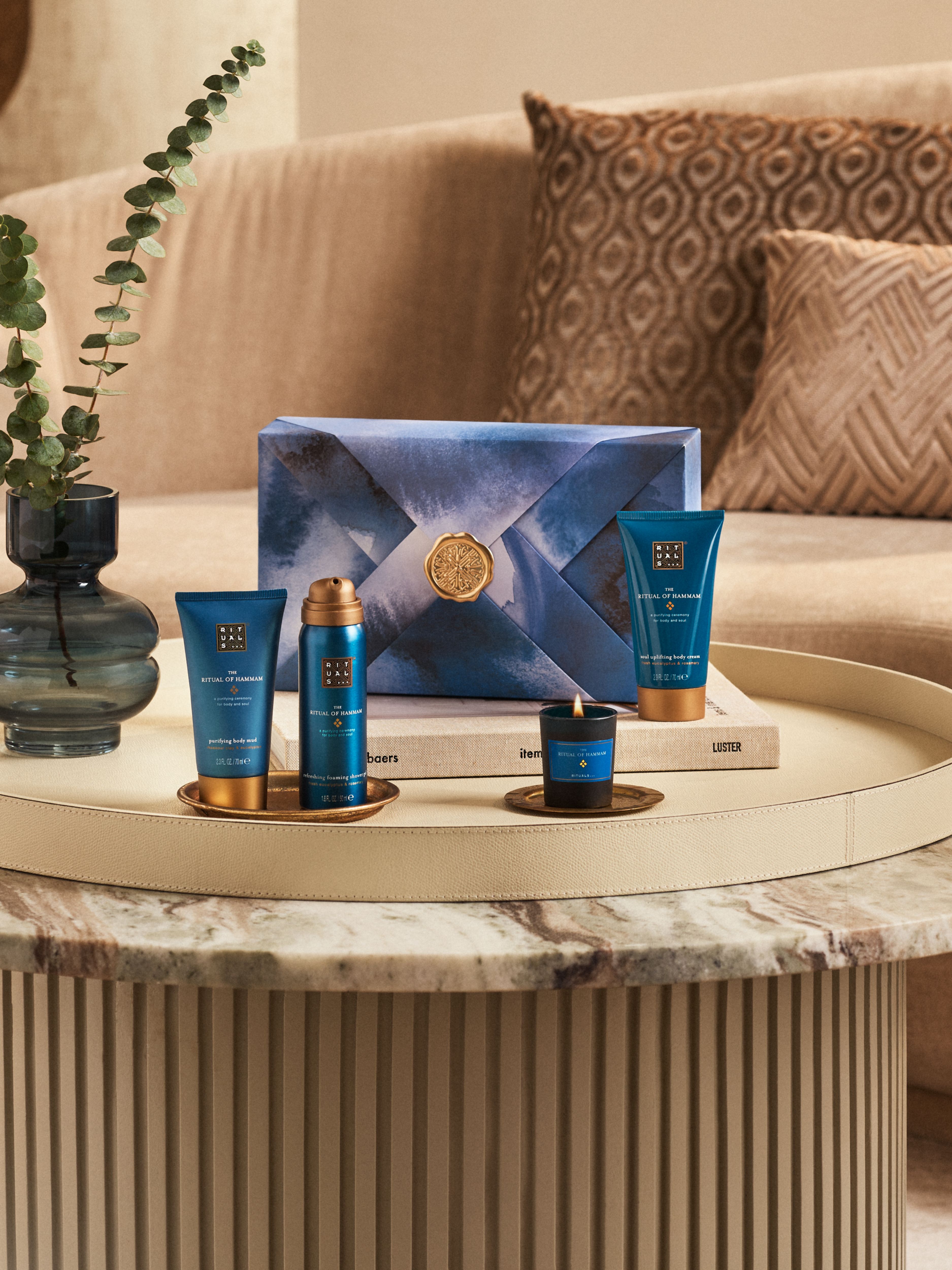The Ritual of Hammam - Small Gift Set 2023 Lifestyle with Closed Pack