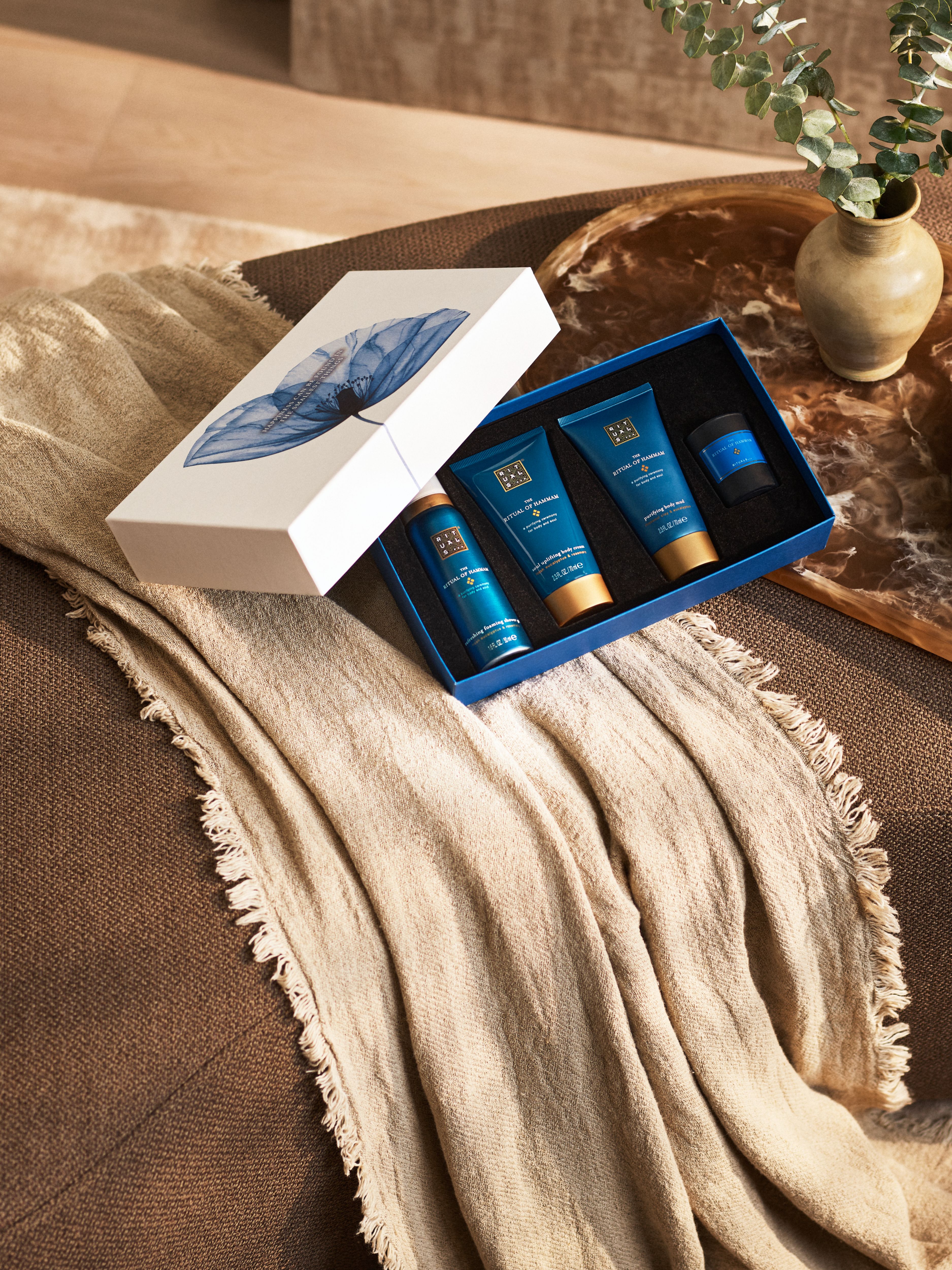 The Ritual of Hammam - Small Gift Set 2023 Lifestyle with Open Pack