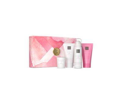 https://rituals.scene7.com/is/image/rituals/1116616-rituals-sakura-giftset-s-pack-closed