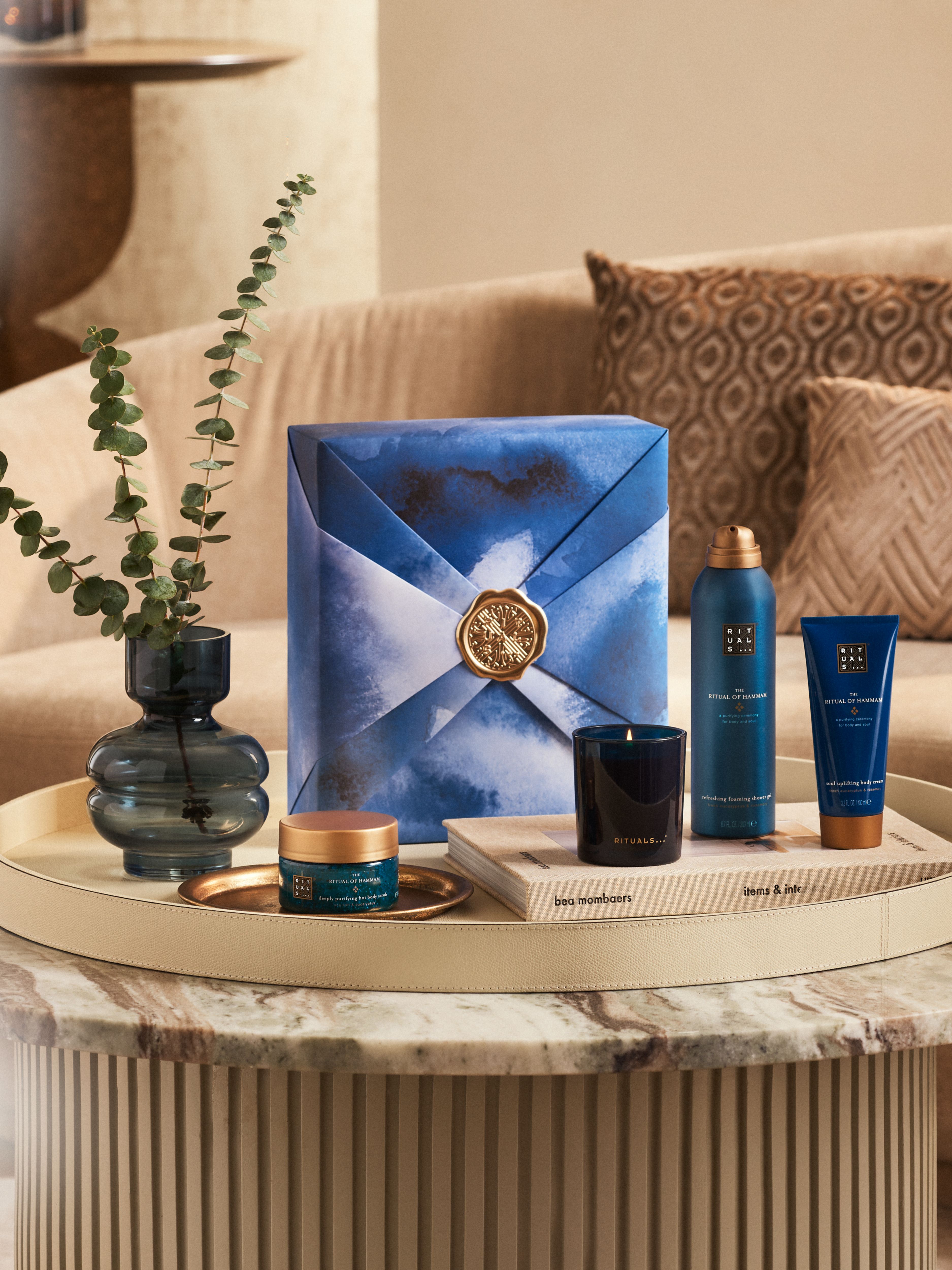 The Ritual of Hammam - Medium Gift Set 2023 Lifestyle with Closed Pack