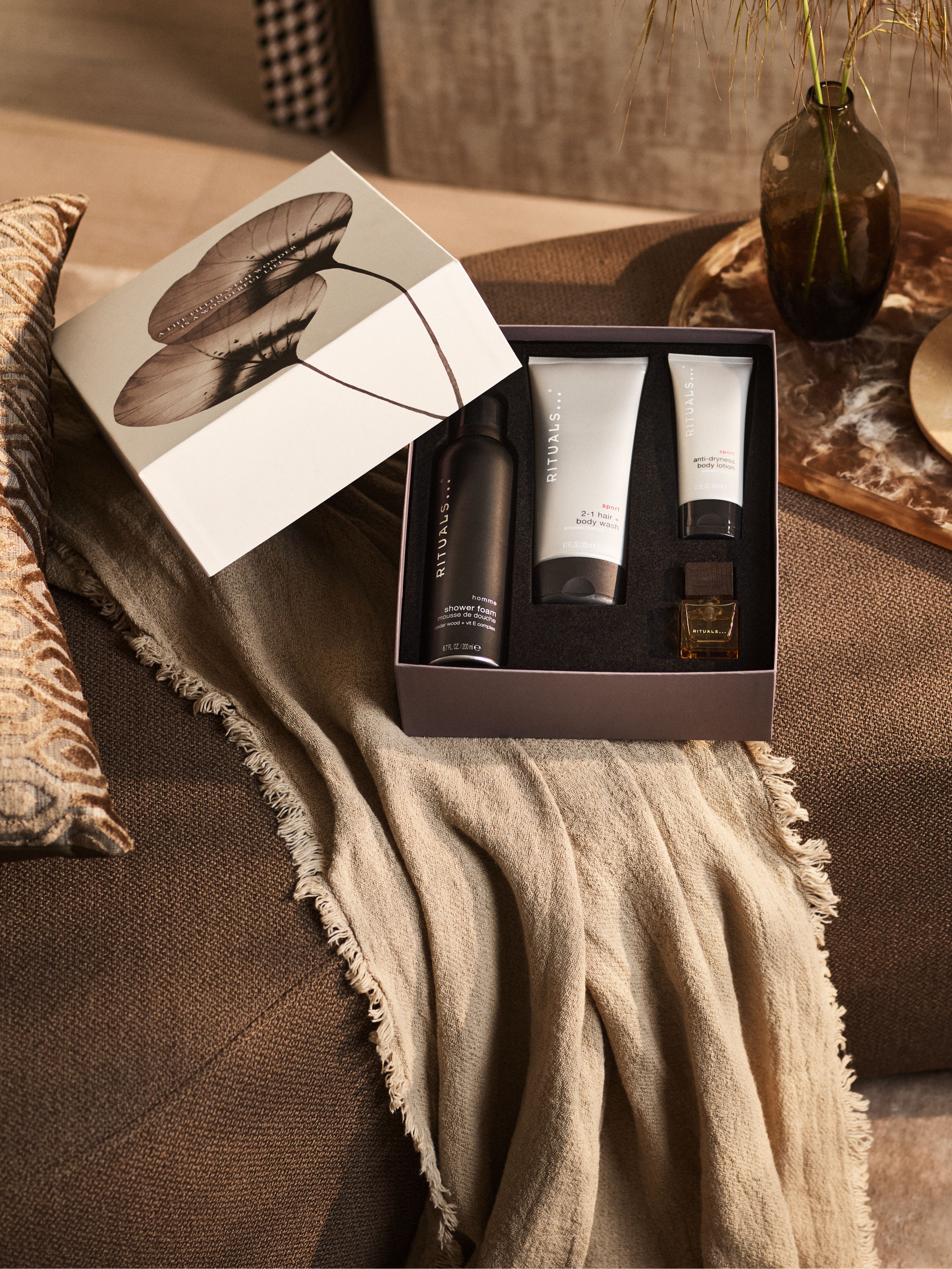 Rituals Homme - Medium Gift Set 2023 Lifestyle with Open Pack