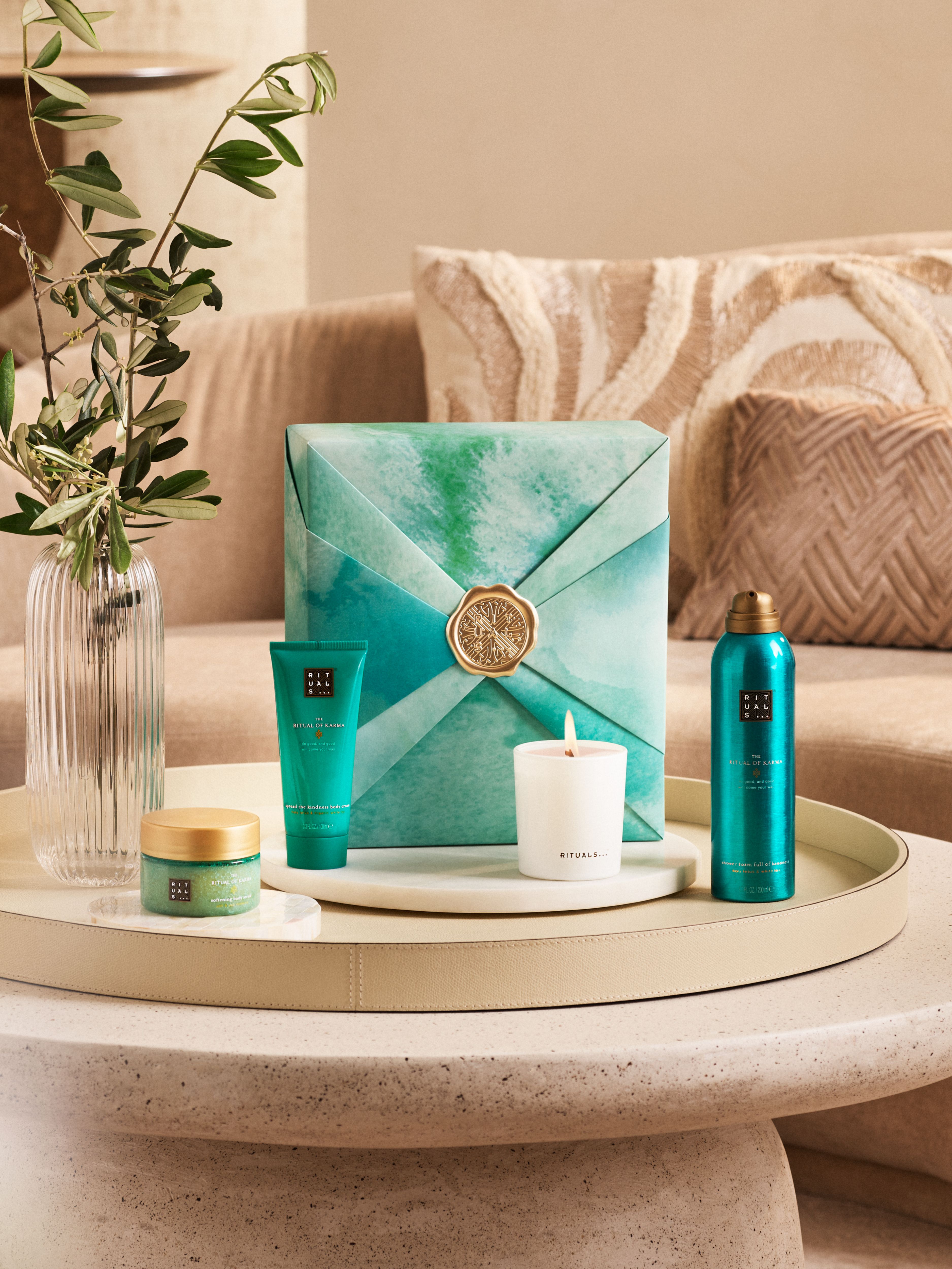 The Ritual of Karma - Medium Gift Set 2023 Lifestyle with Closed Pack