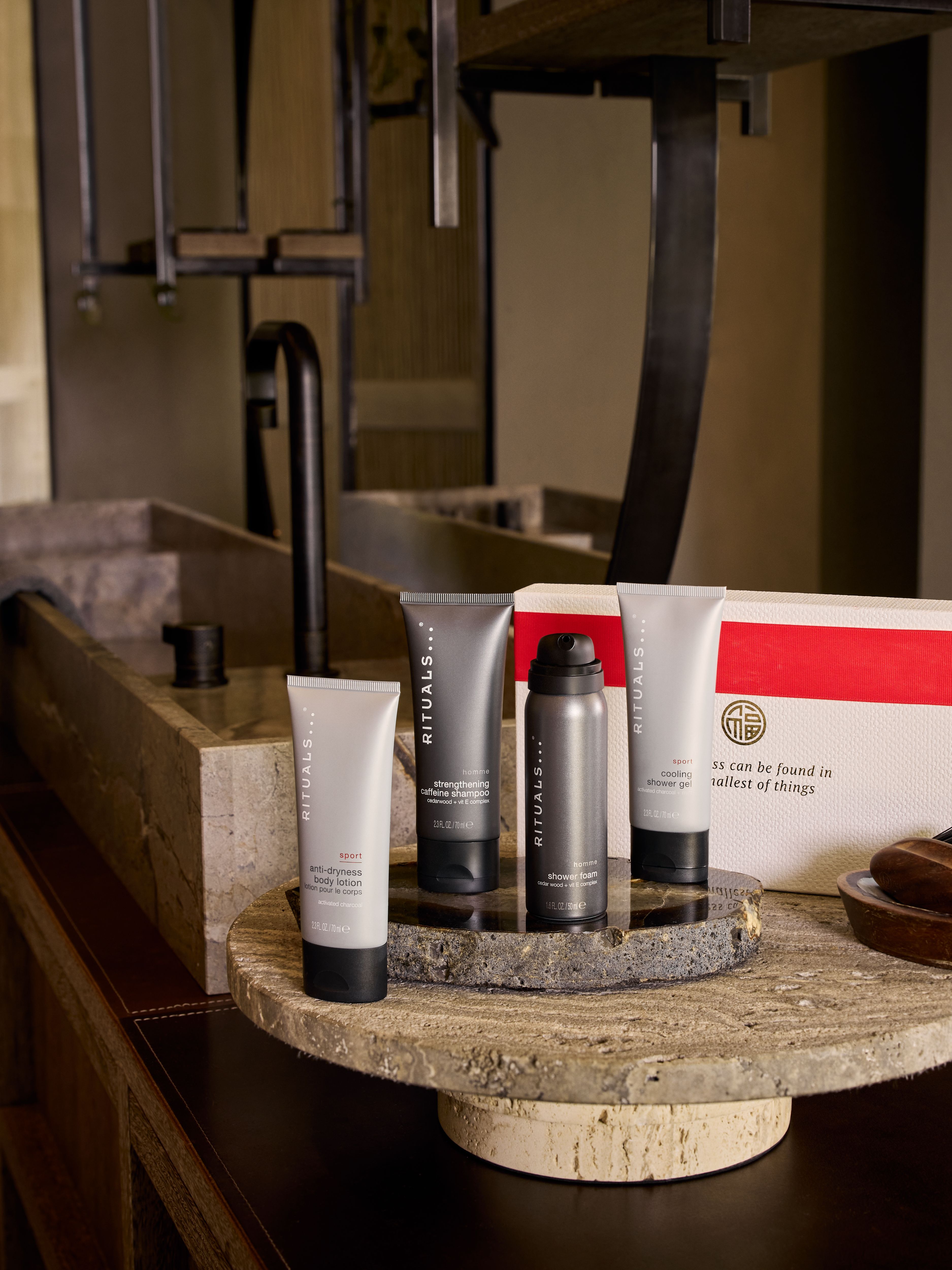 Homme  - Small Gift Set Marketplaces Lifestyle with Closed Pack