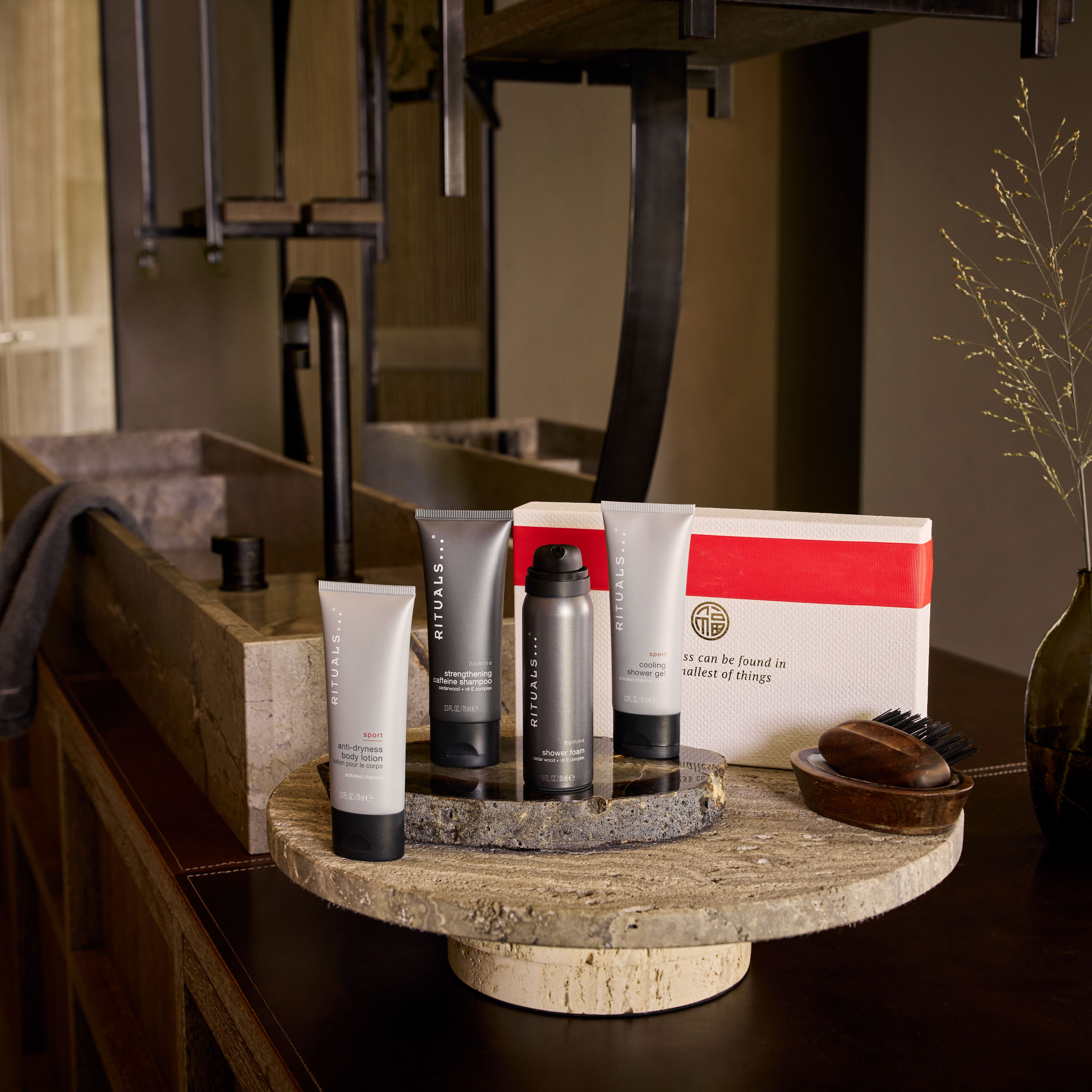 Homme  - Small Gift Set Marketplaces Lifestyle with Closed Pack