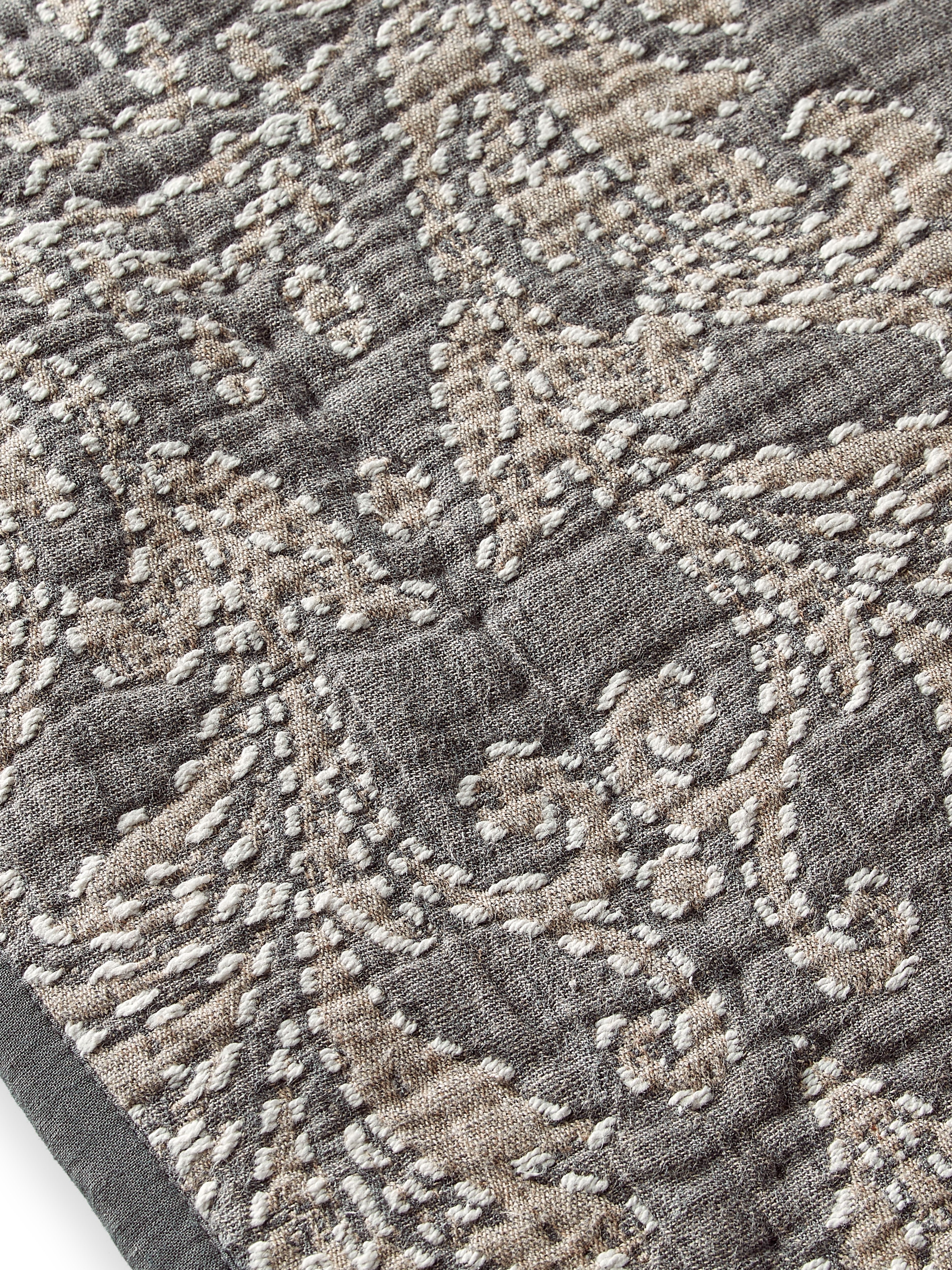 Madurai Quilt Grey Lily 150 x 250 cm