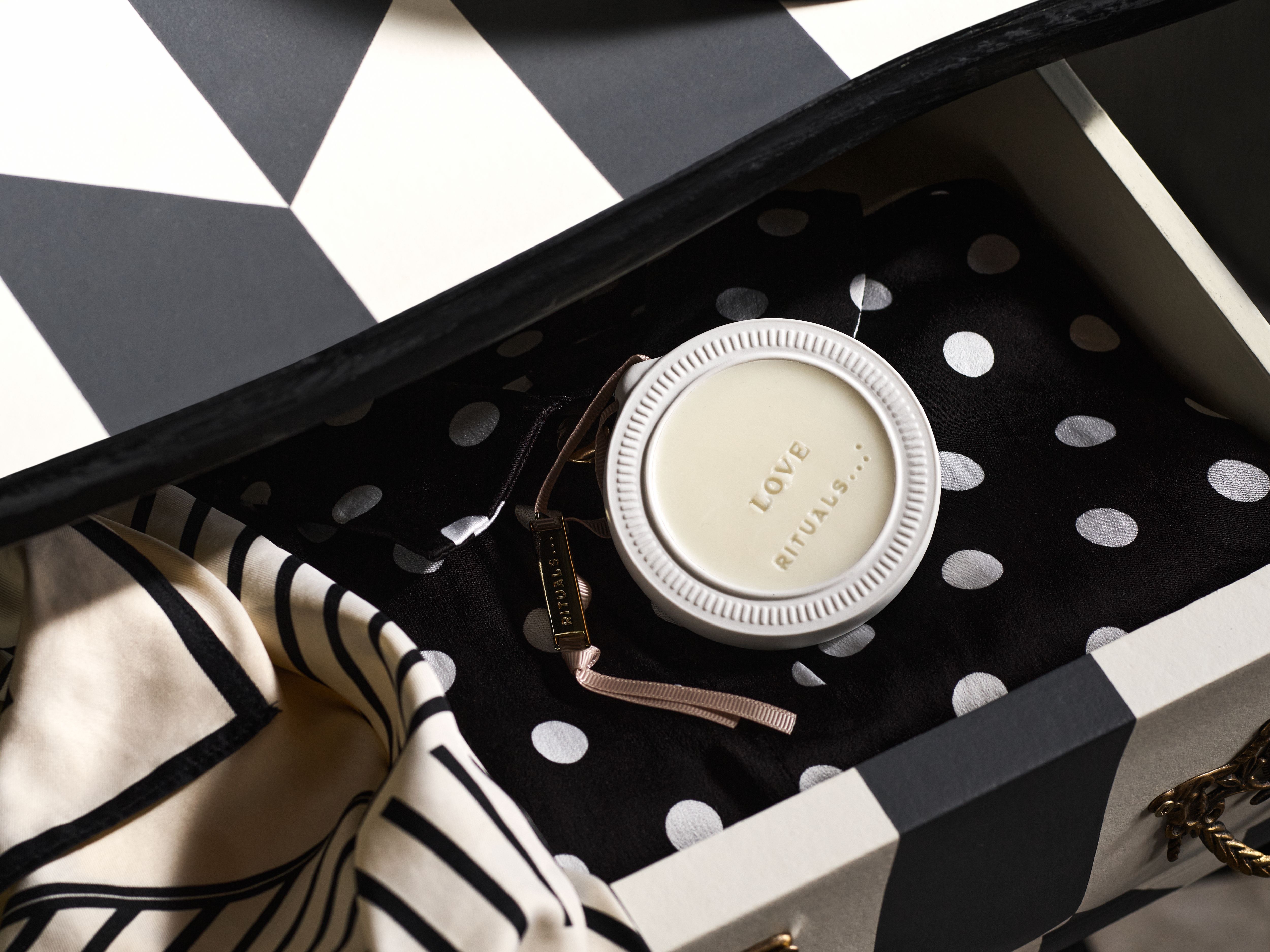 wardrobe fragrance, thesoulfulcollection, White, 30 gr, RITUALS