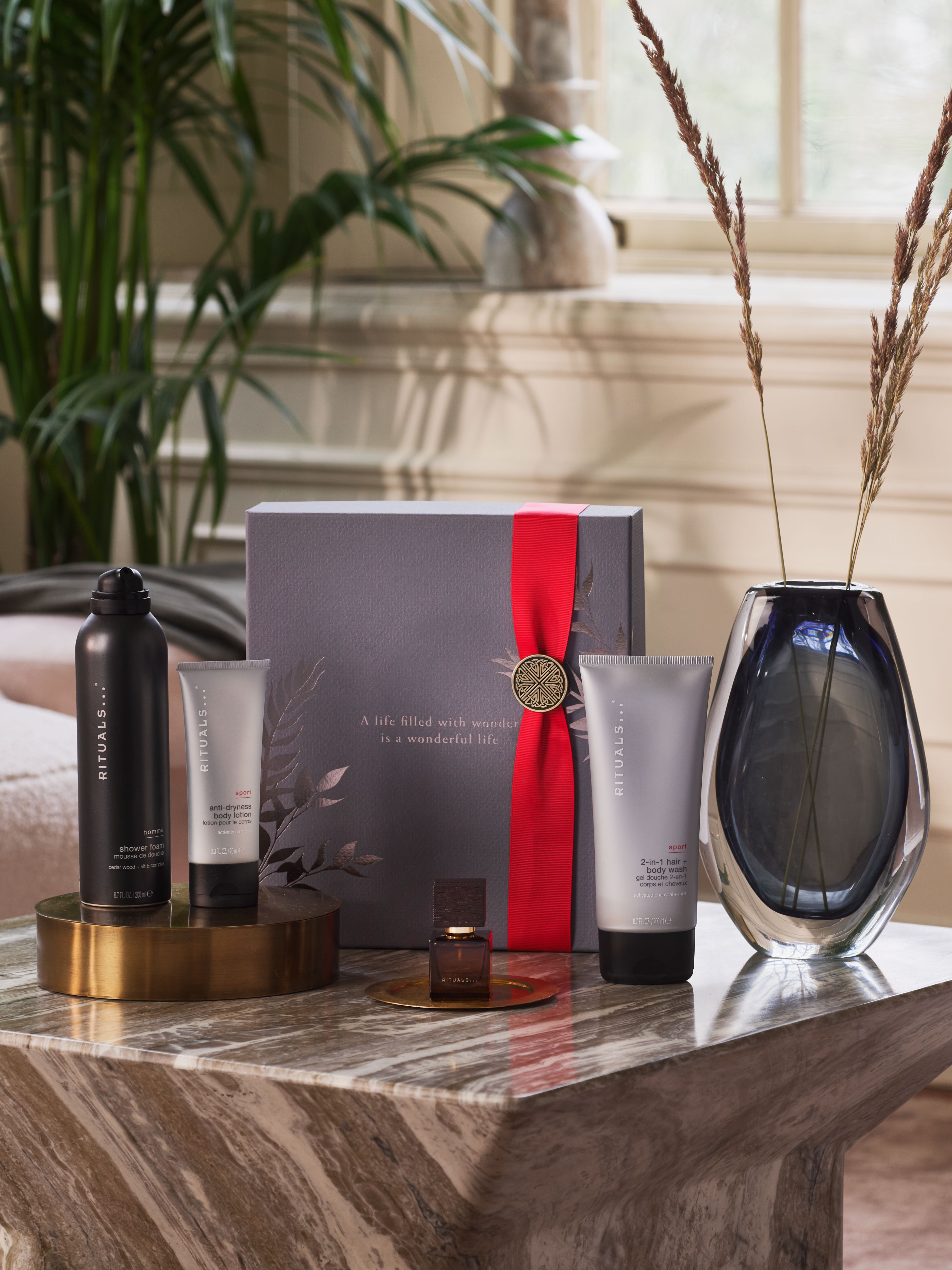 Rituals Homme - Medium Gift Set 2024 Lifestyle with Closed Pack