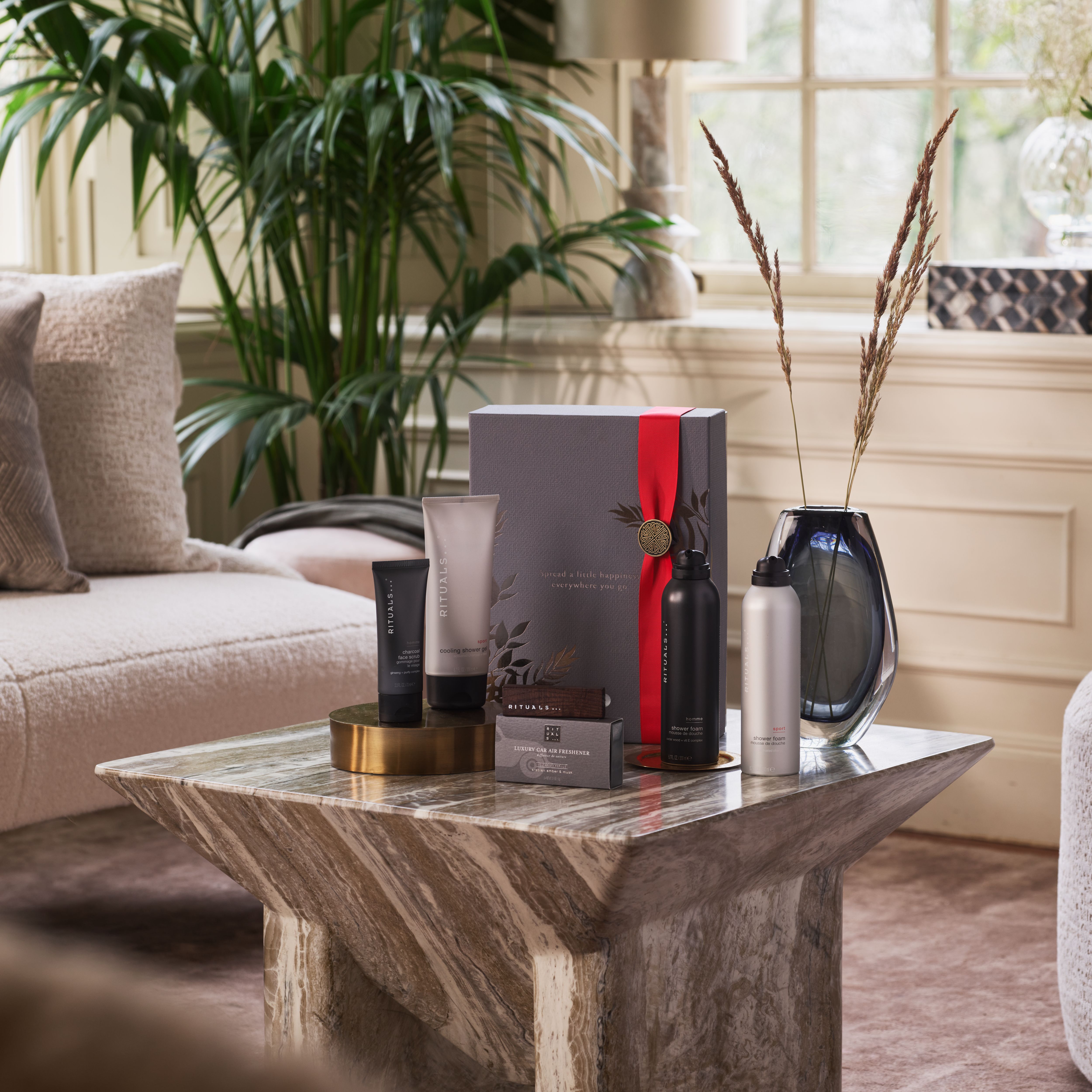 2x gel tắm tạo bọt 200ml, vòi hoa sen đá 200ml, tẩy tế bào chết than 70ml, nước hoa xe hơi, nam, Đen, RITUALS