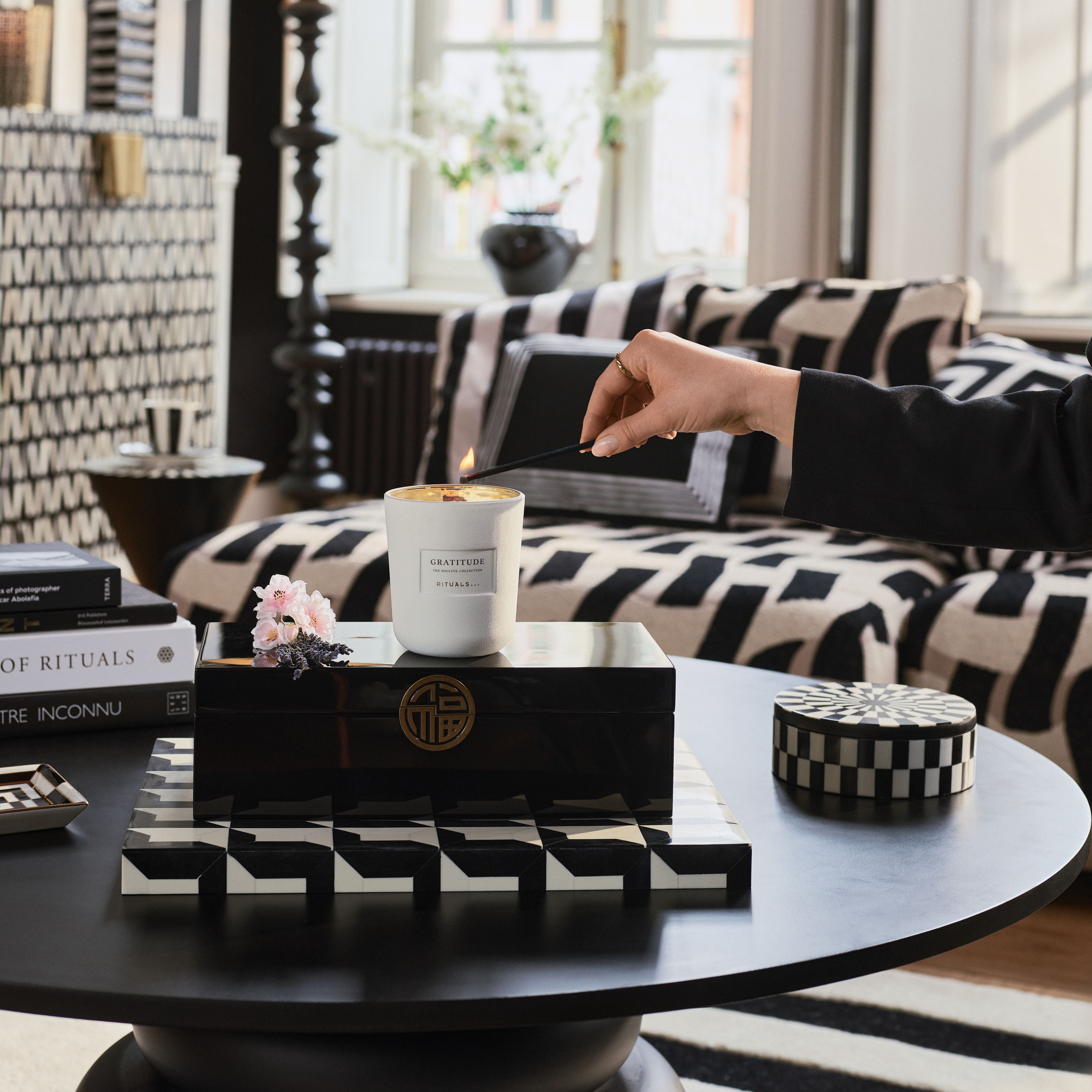 Gratitude - Scented Candle 360g Lifestyle How to Use