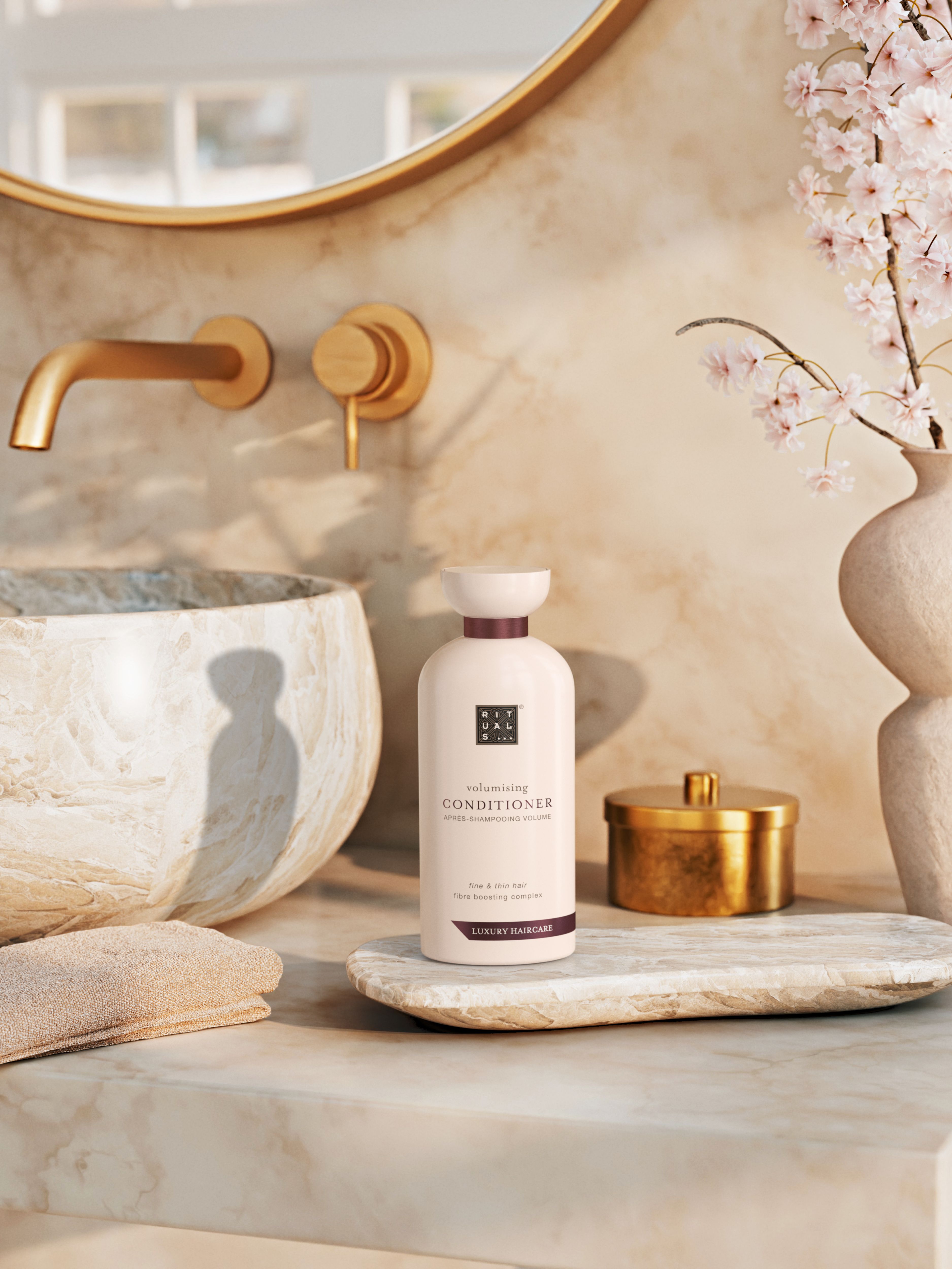 Volumising Conditioner Lifestyle with Product