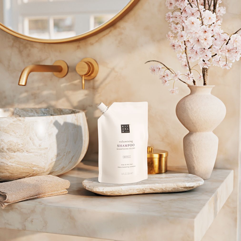 https://rituals.scene7.com/is/image/rituals/1119539-vo25001-volumising-shampoo-refill-pouch-250ml:Square?resMode=sharp2&wid=1013&hei=1013