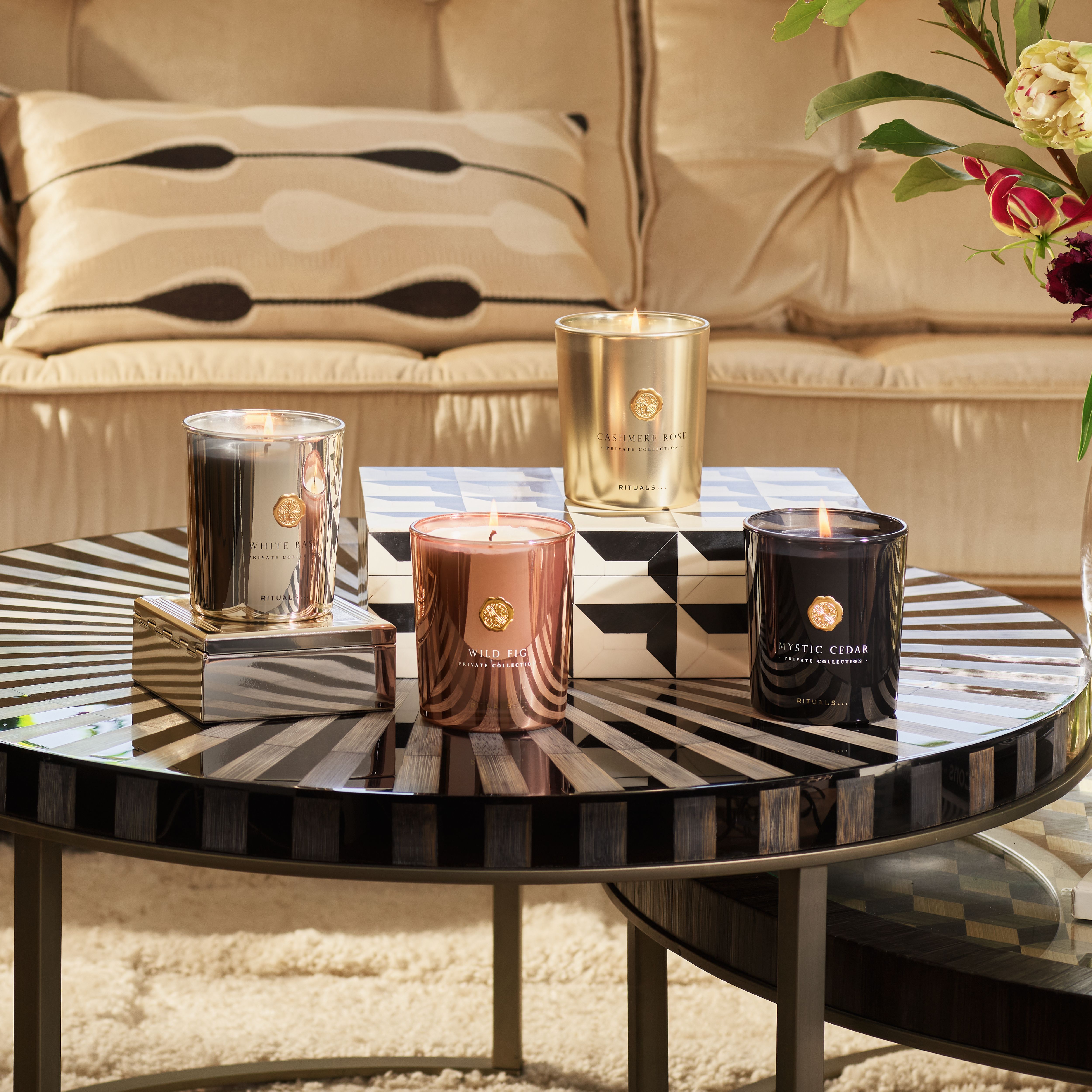 https://rituals.scene7.com/is/image/rituals/1119770-rituals-pc25034-scentedcandle-2025-multi:Square?&resMode=sharp2