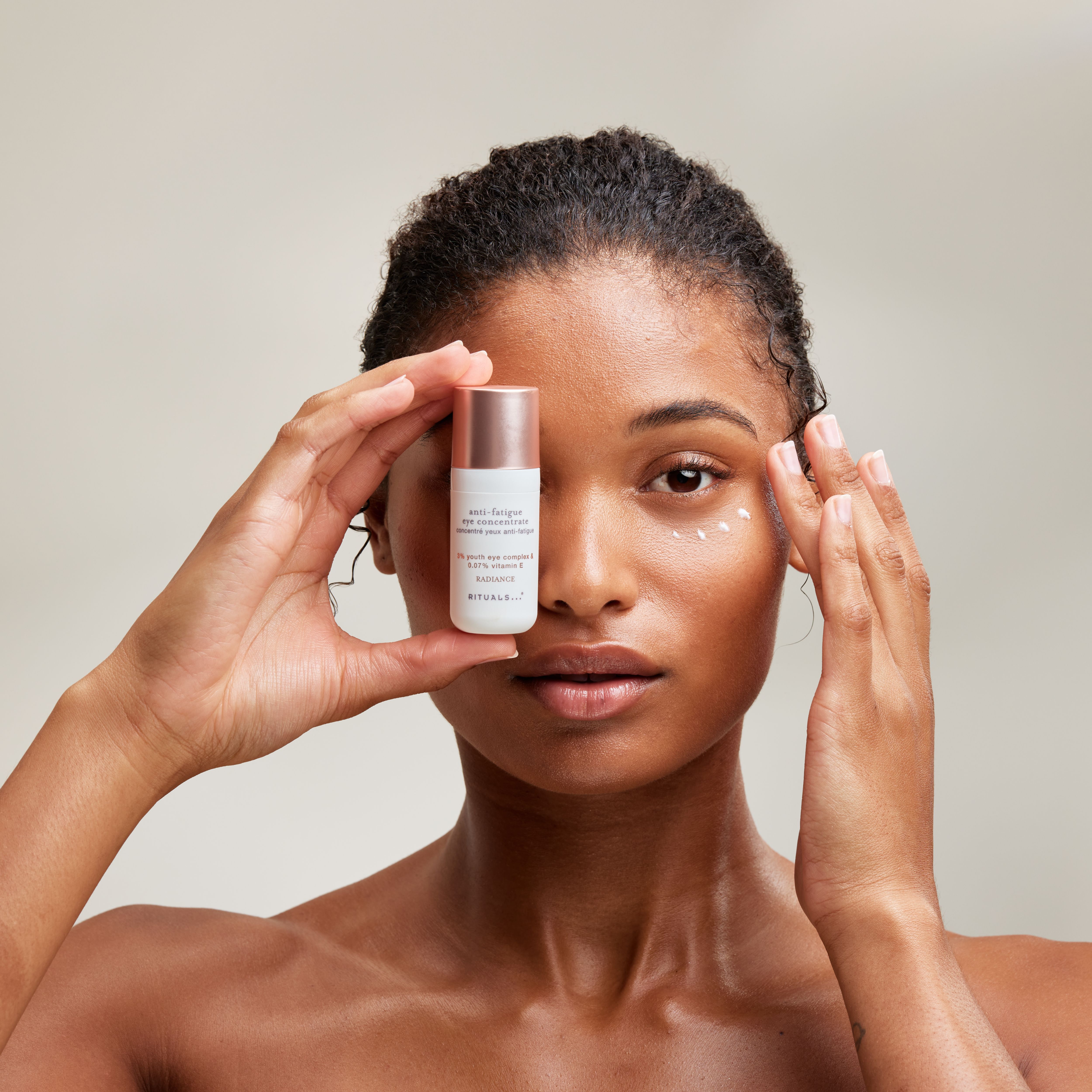 Anti-fatigue Eye Concentrate Lifestyle with Model and Packshot