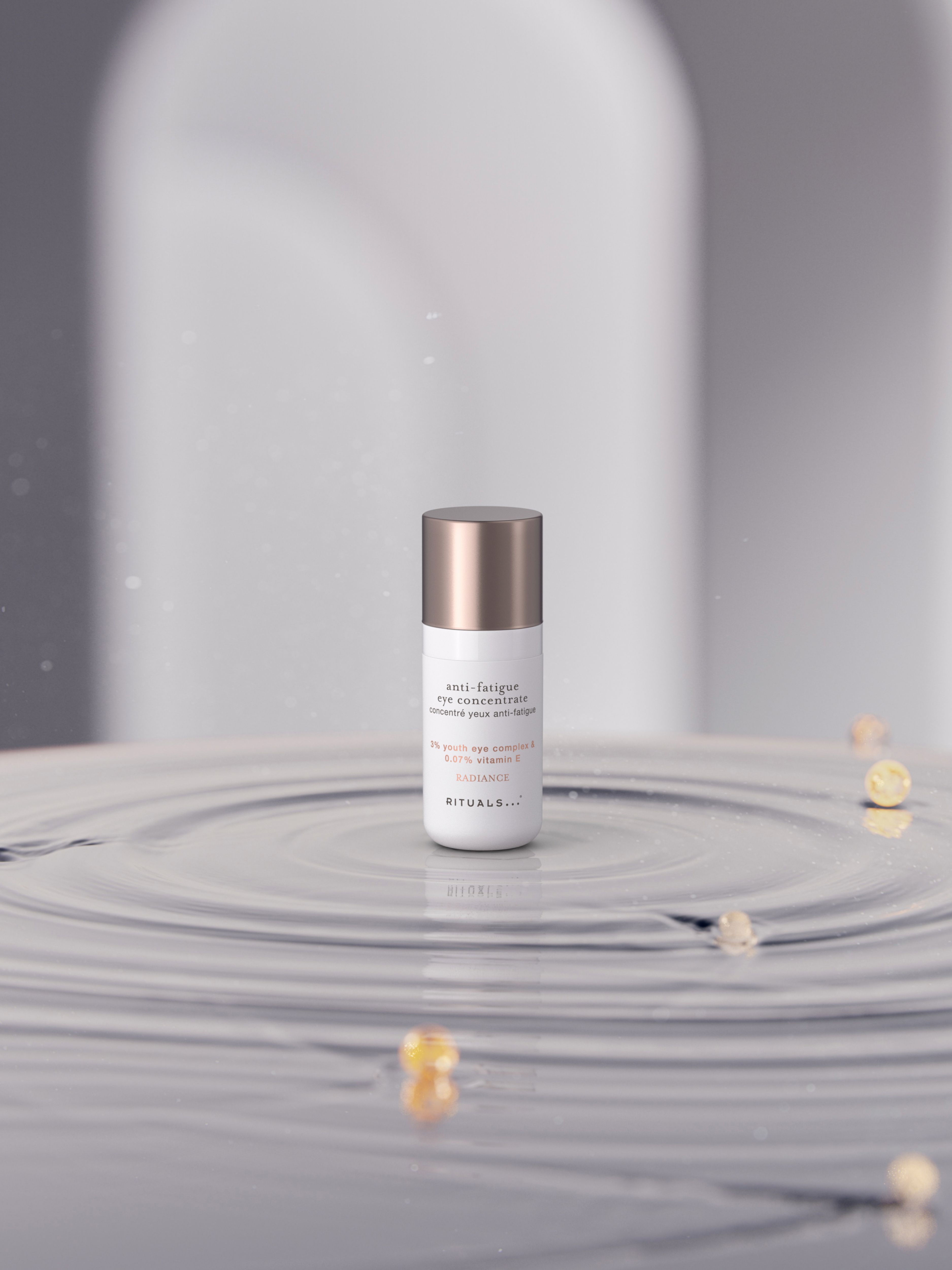 Anti-fatigue Eye Concentrate Lifestyle with Product