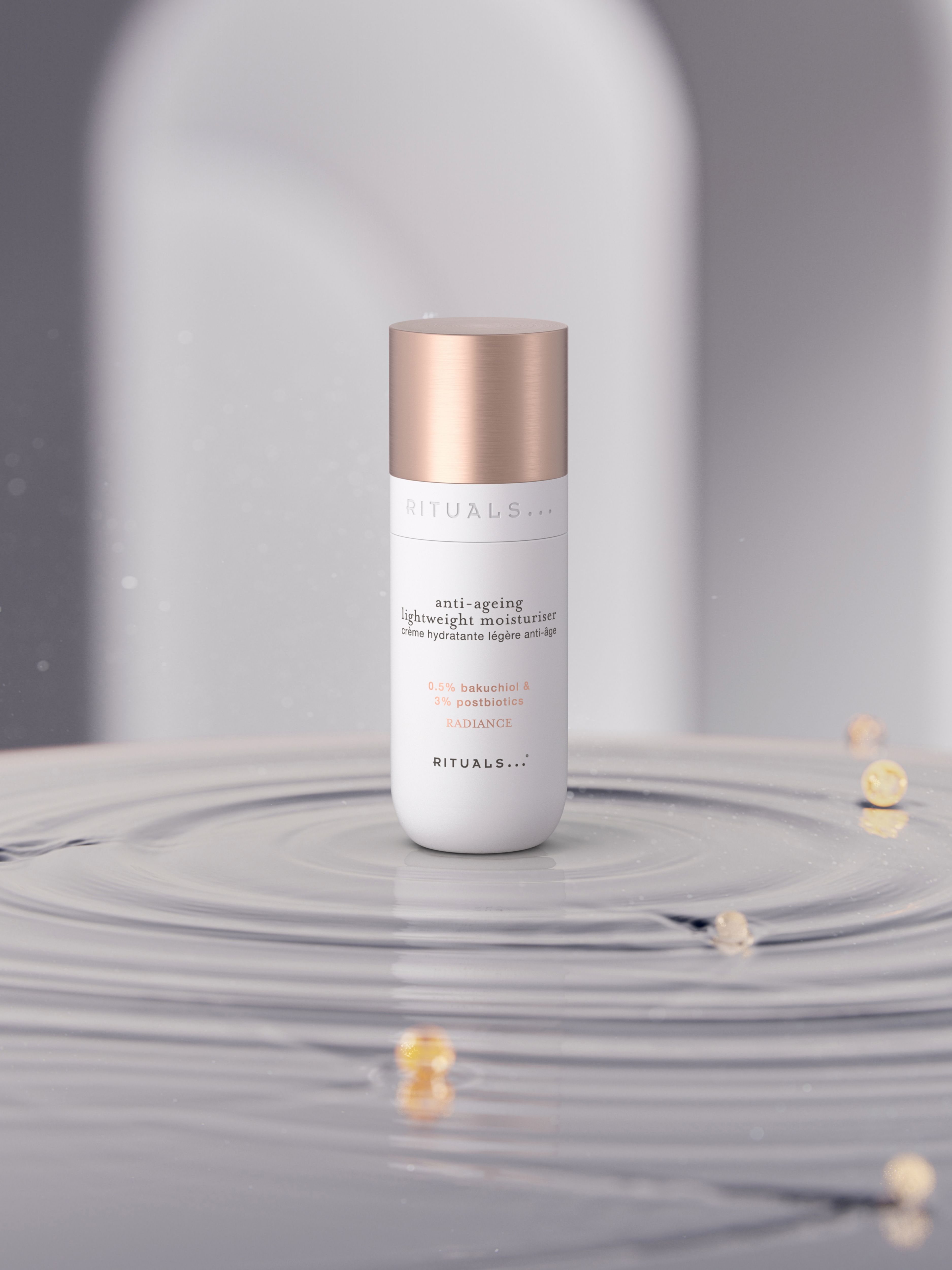 Anti-Ageing Lightweight Moisturiser Lifestyle with Product