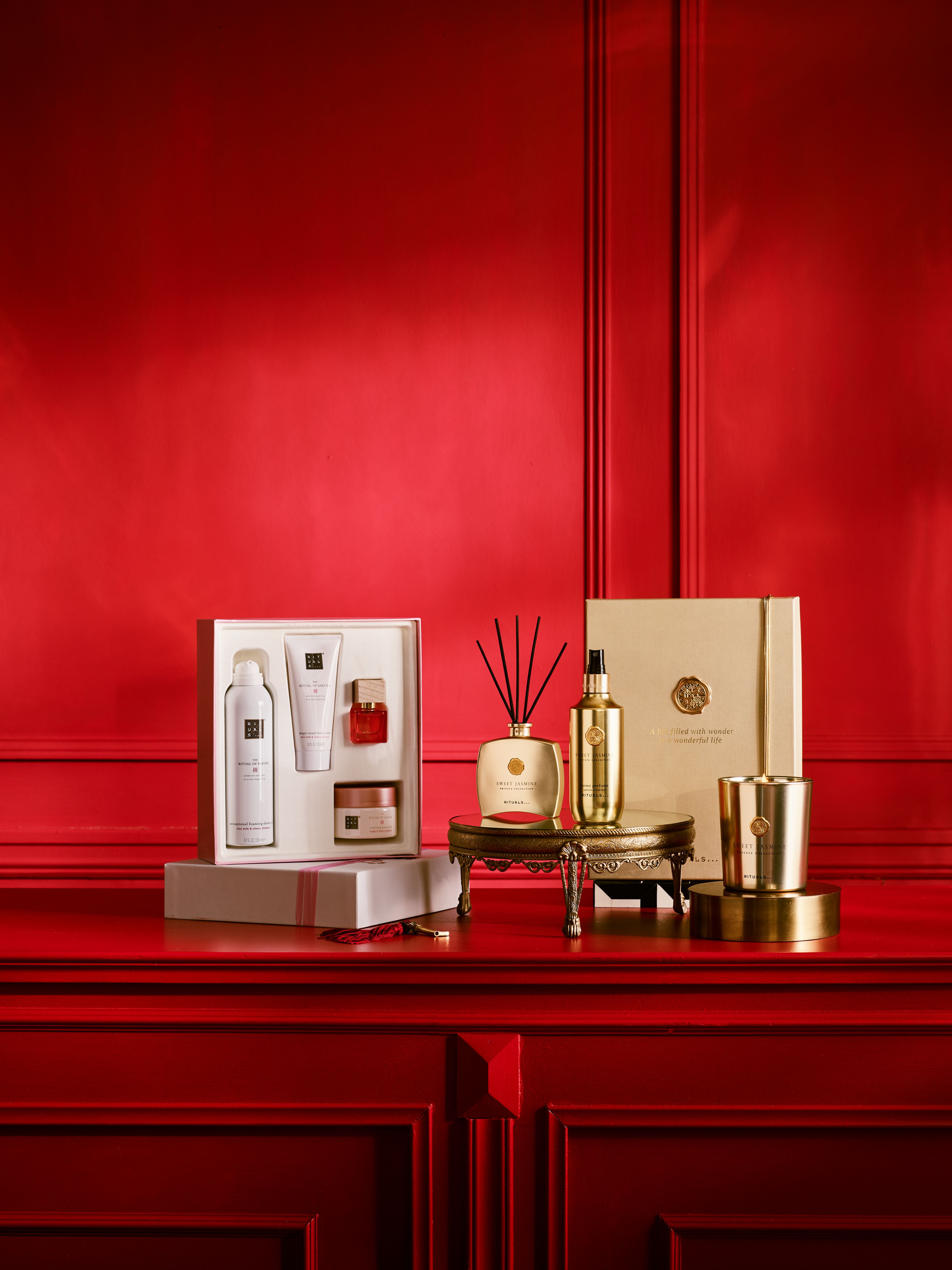 The Ritual of Sakura - Medium Gift Set 2025 Lifestyle with Closed Pack