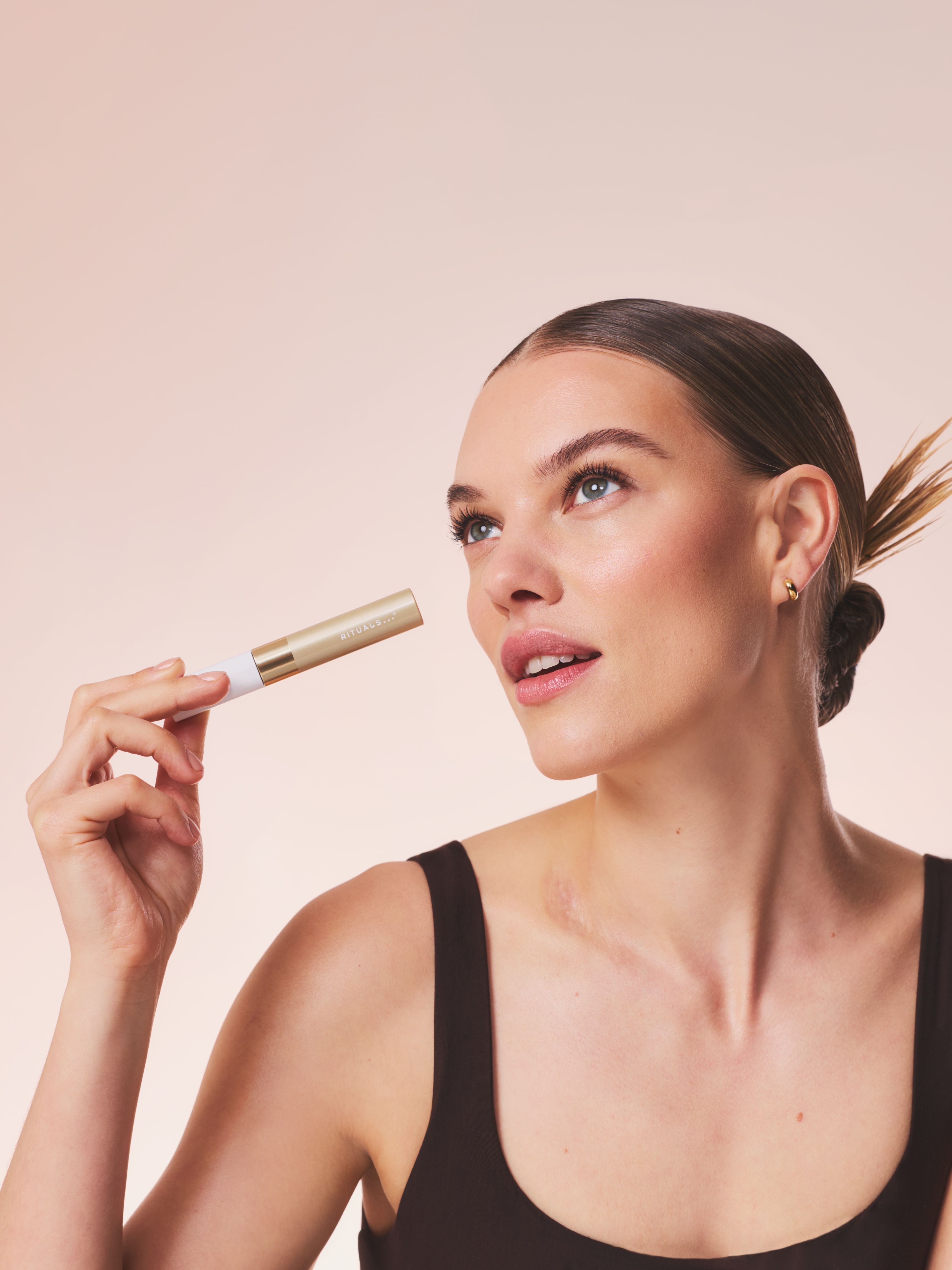 Volume Mascara Black Lifestyle with Model and Packshot