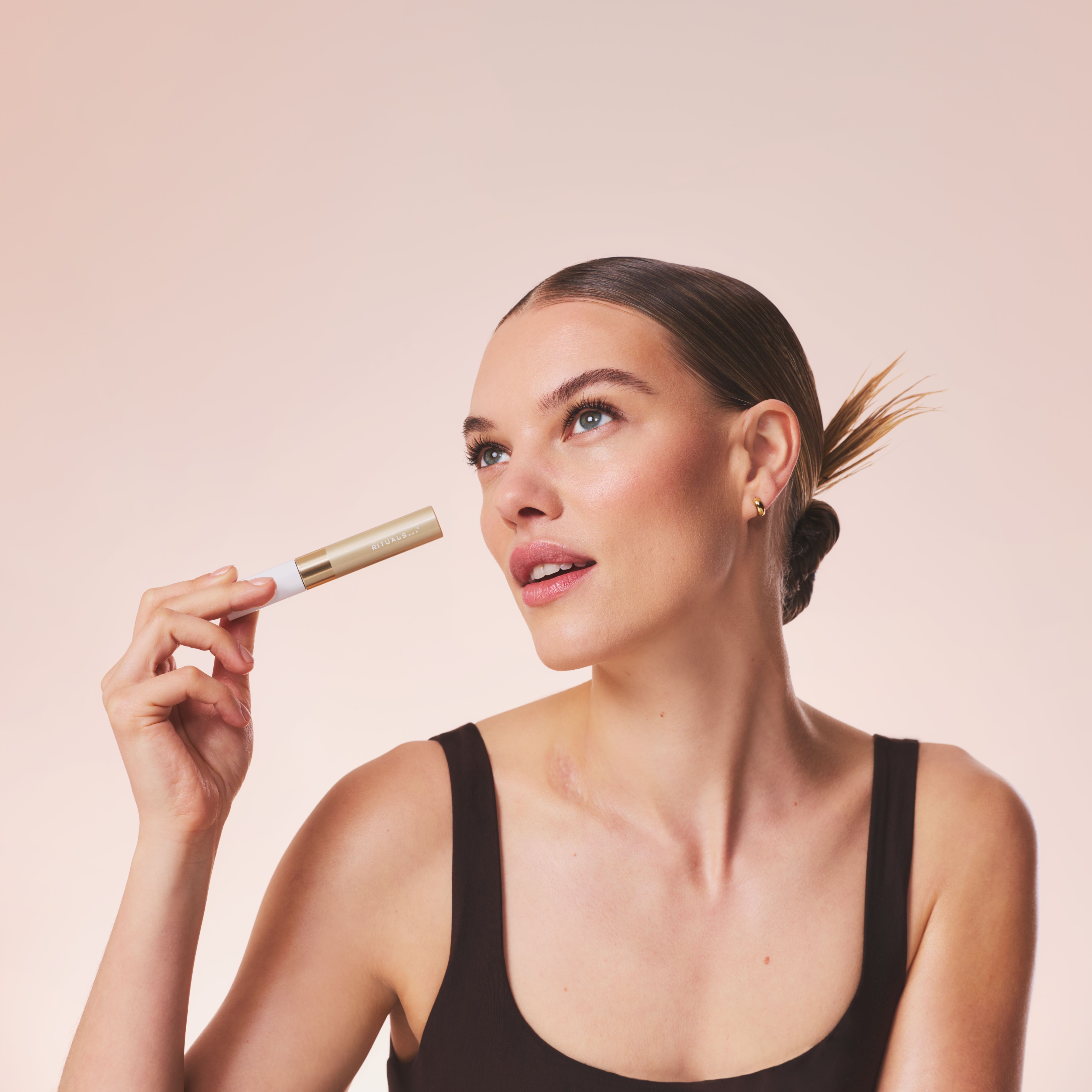 Volume Mascara Black Lifestyle with Model and Packshot