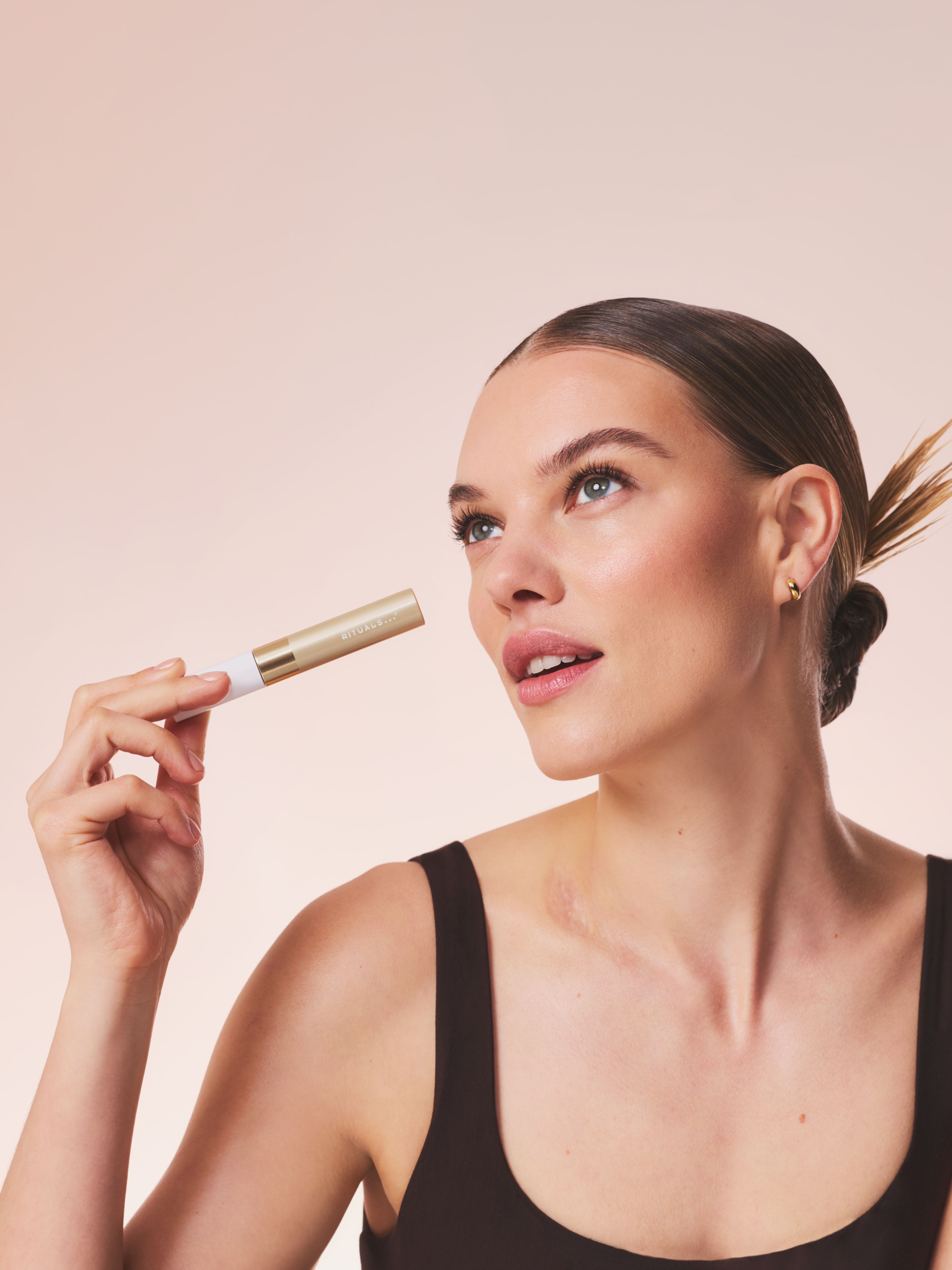 Volume Mascara Black Lifestyle with Model and Packshot