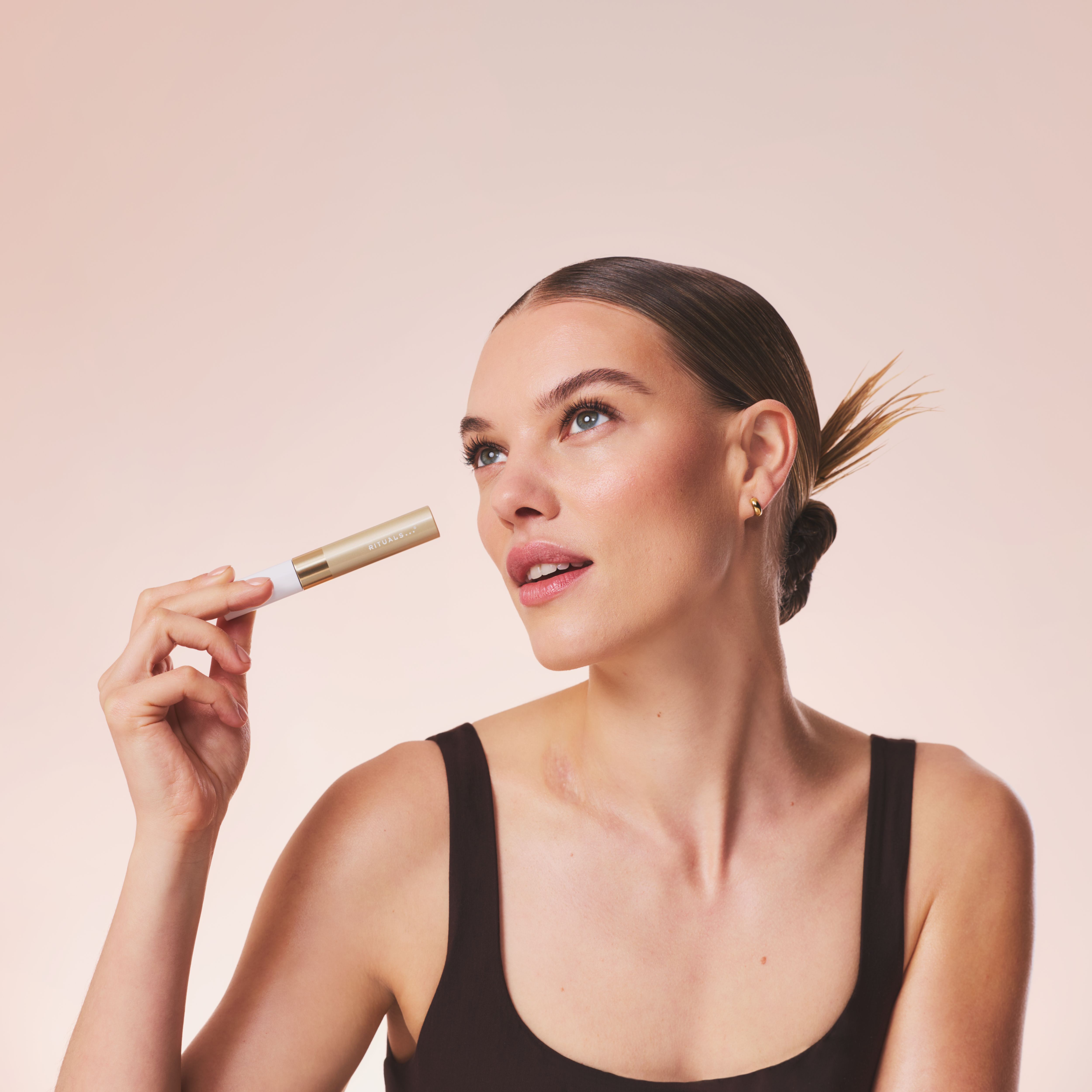 Volume Mascara Black Lifestyle with Model and Packshot