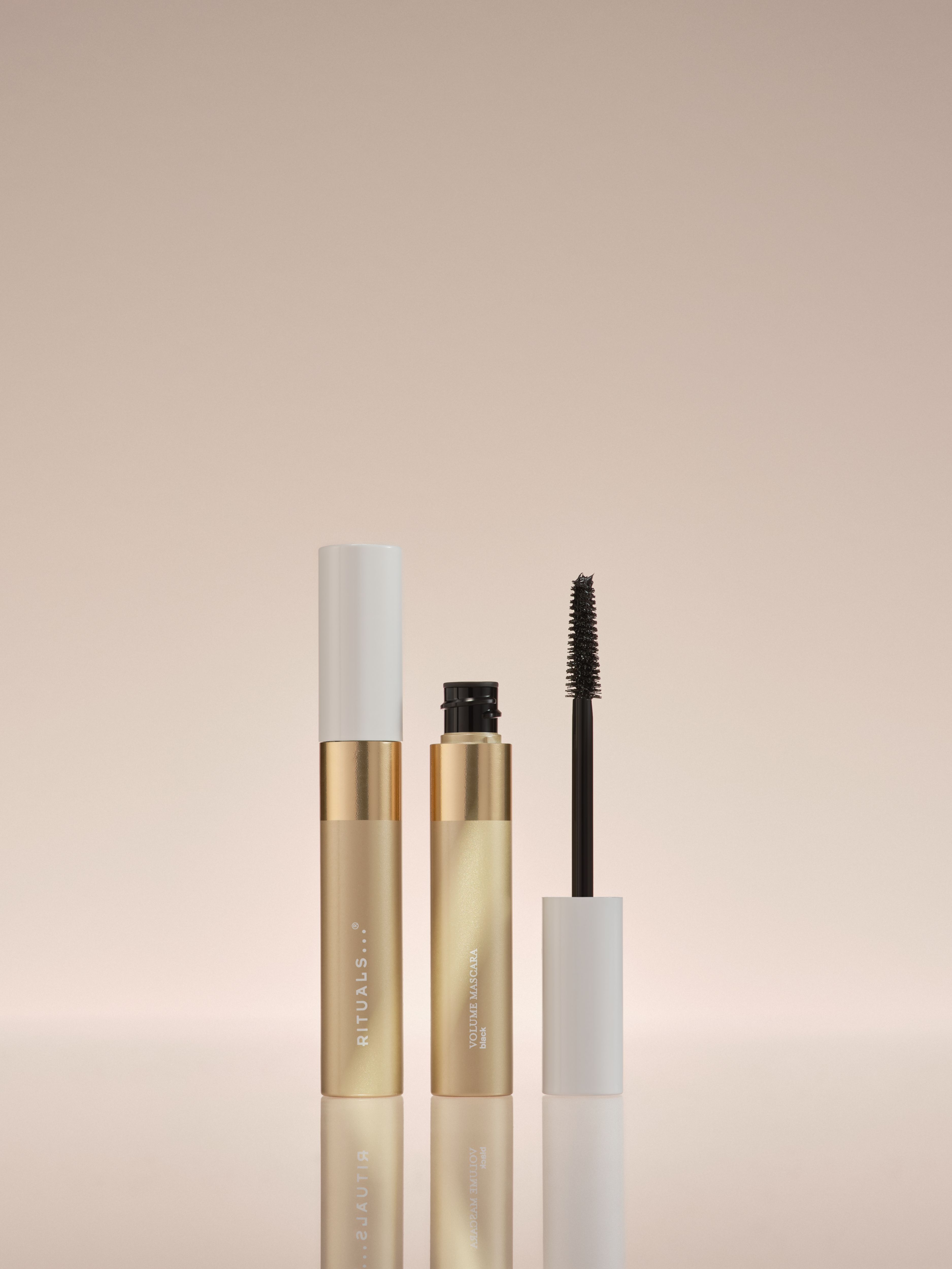 Volume Mascara Black Studio with Product