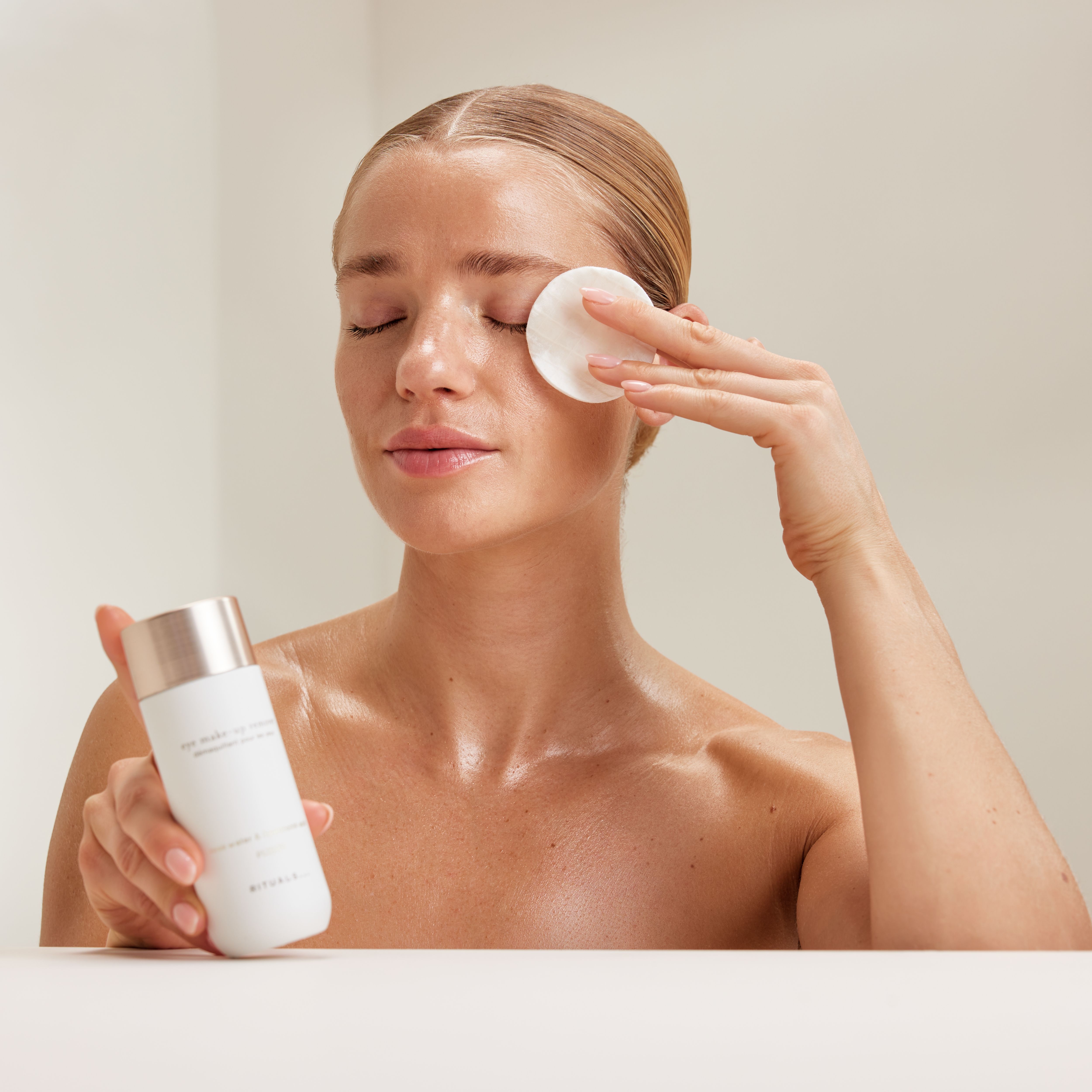 Eye Make-up Remover Lifestyle How to Use
