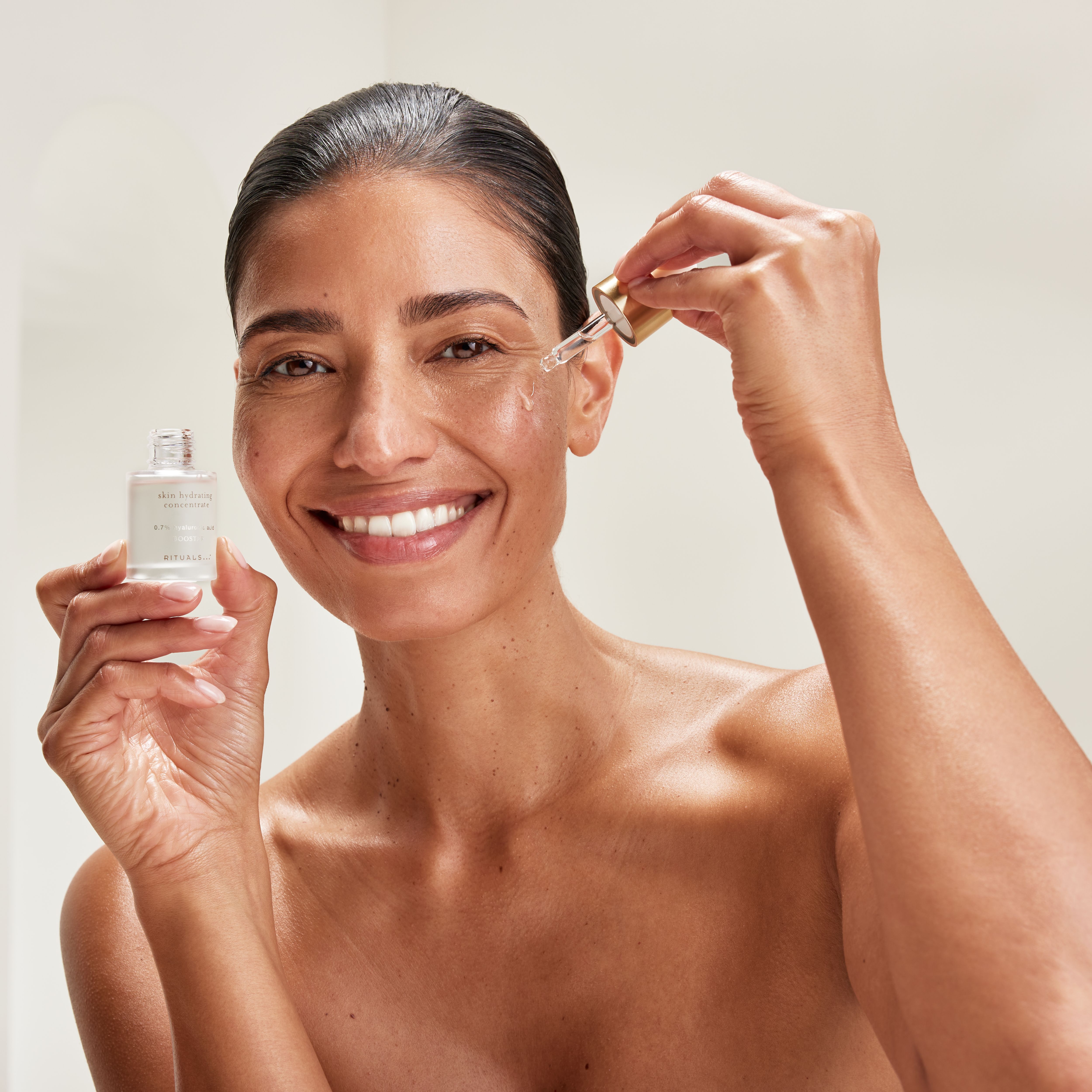 Skin Hydrating Concentrate Lifestyle How to Use