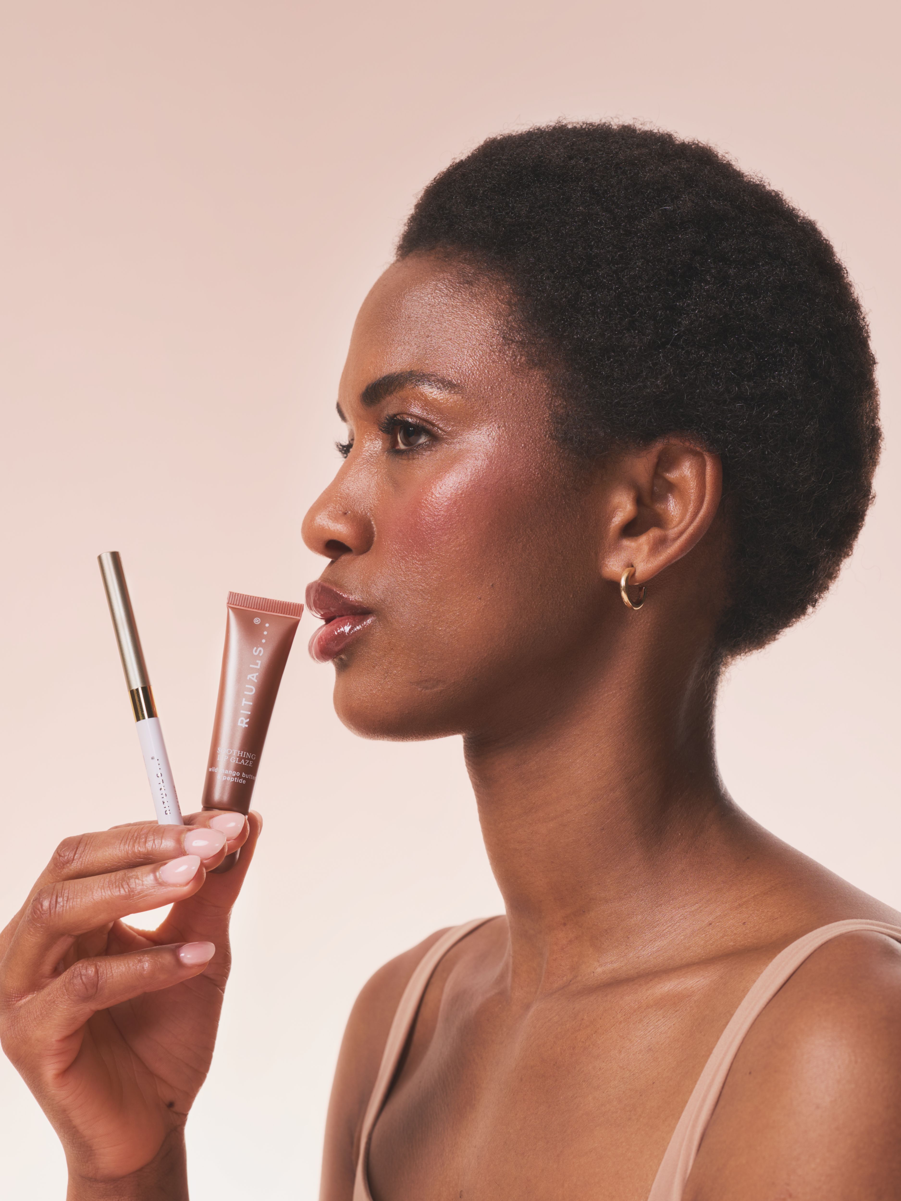 Lip Liner Soft Mocha Lifestyle with Model and Packshot