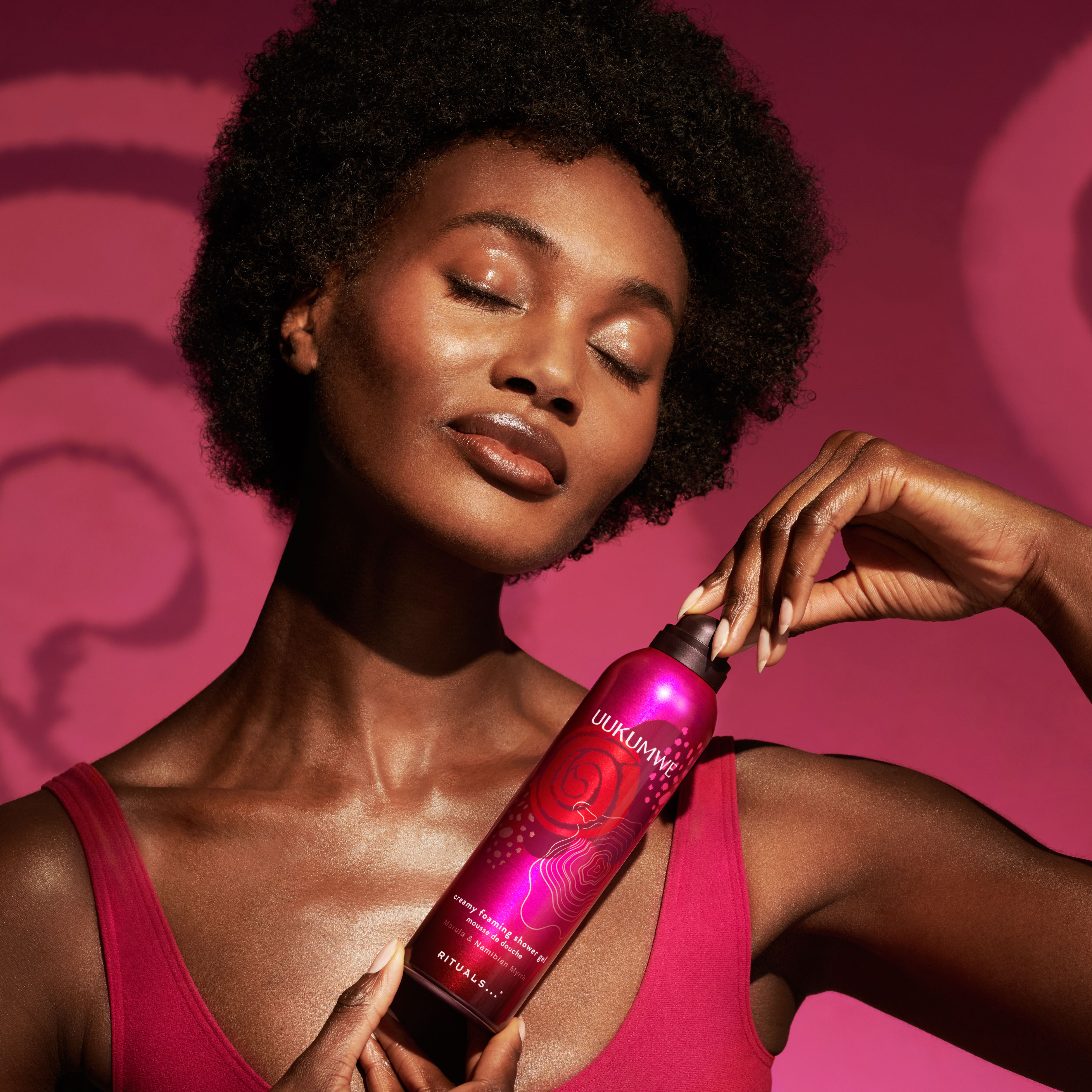 Uukumwe Collection Creamy Foaming Shower Gel 200ml Lifestyle with Model and Packshot