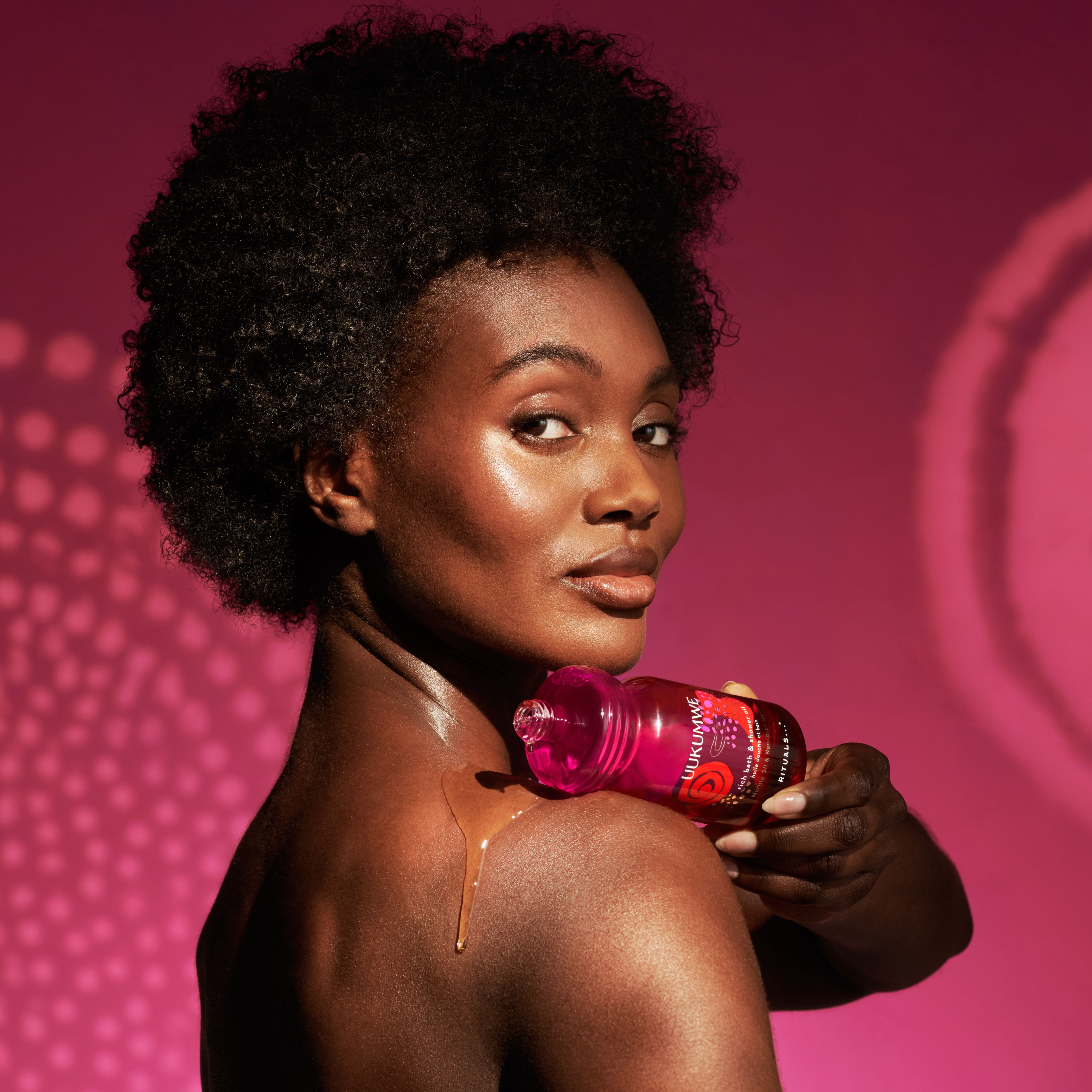 Uukumwe Collection Rich Bath and Shower Oil 200ml Lifestyle with Model and Packshot