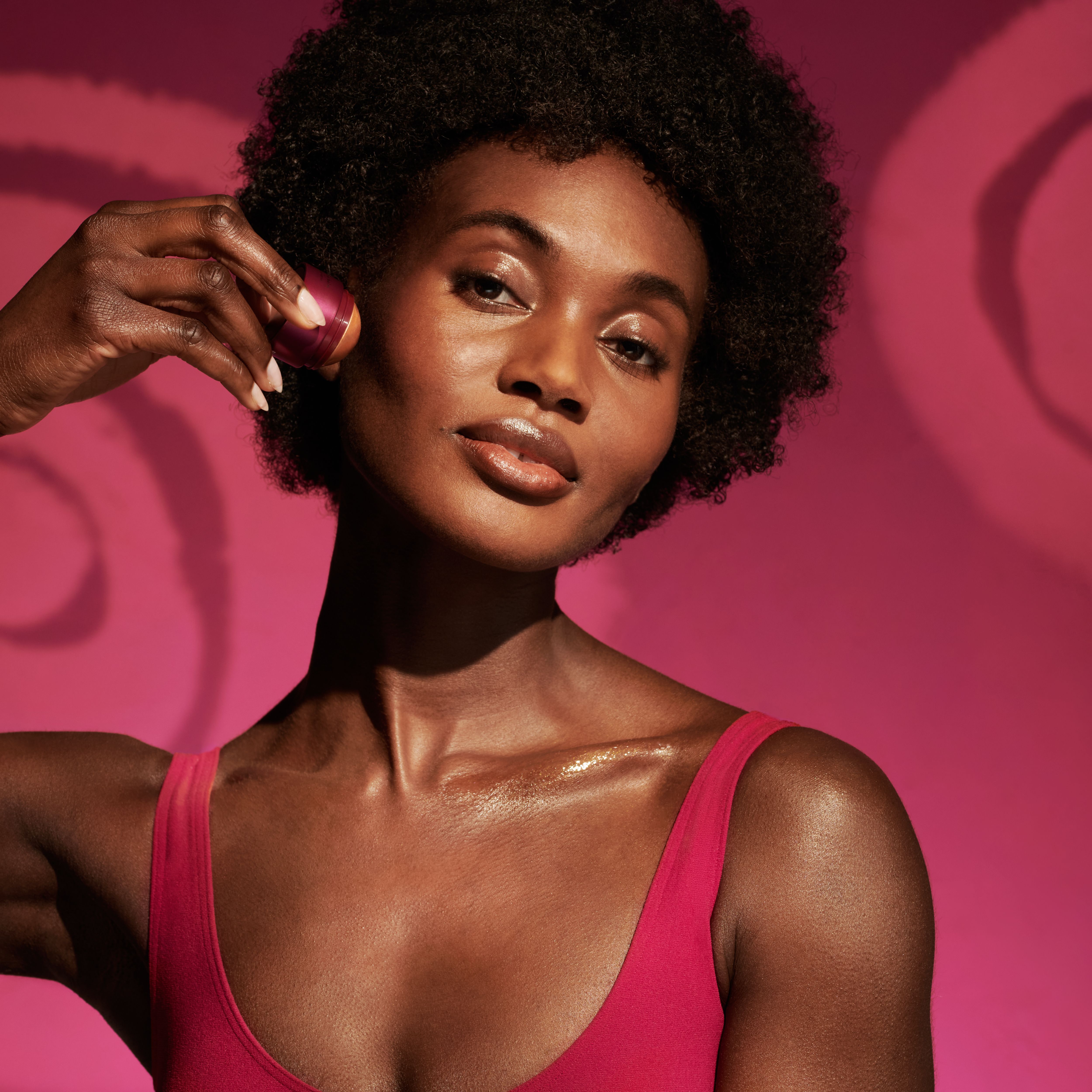 Uukumwe Collection All-over Glow Balm 9g Lifestyle with Model and Packshot