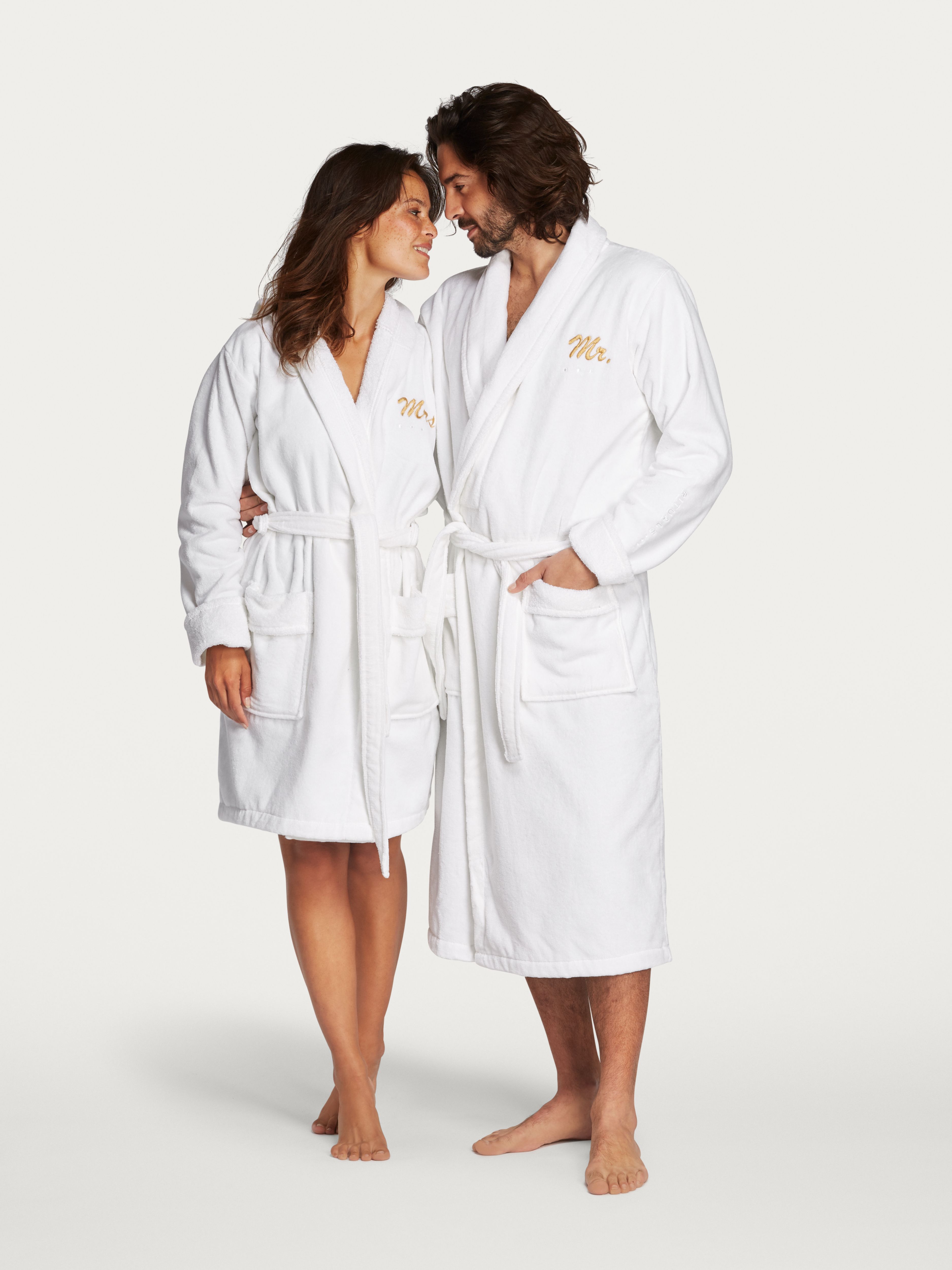 Mrs Bathrobe - White - L Studio with Model and Product