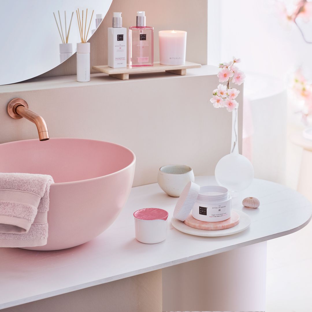 https://rituals.scene7.com/is/image/rituals/2020_April_RitualofSakura_Bodycream_Refill_078_1:Square?resMode=sharp2&wid=1080&hei=1080
