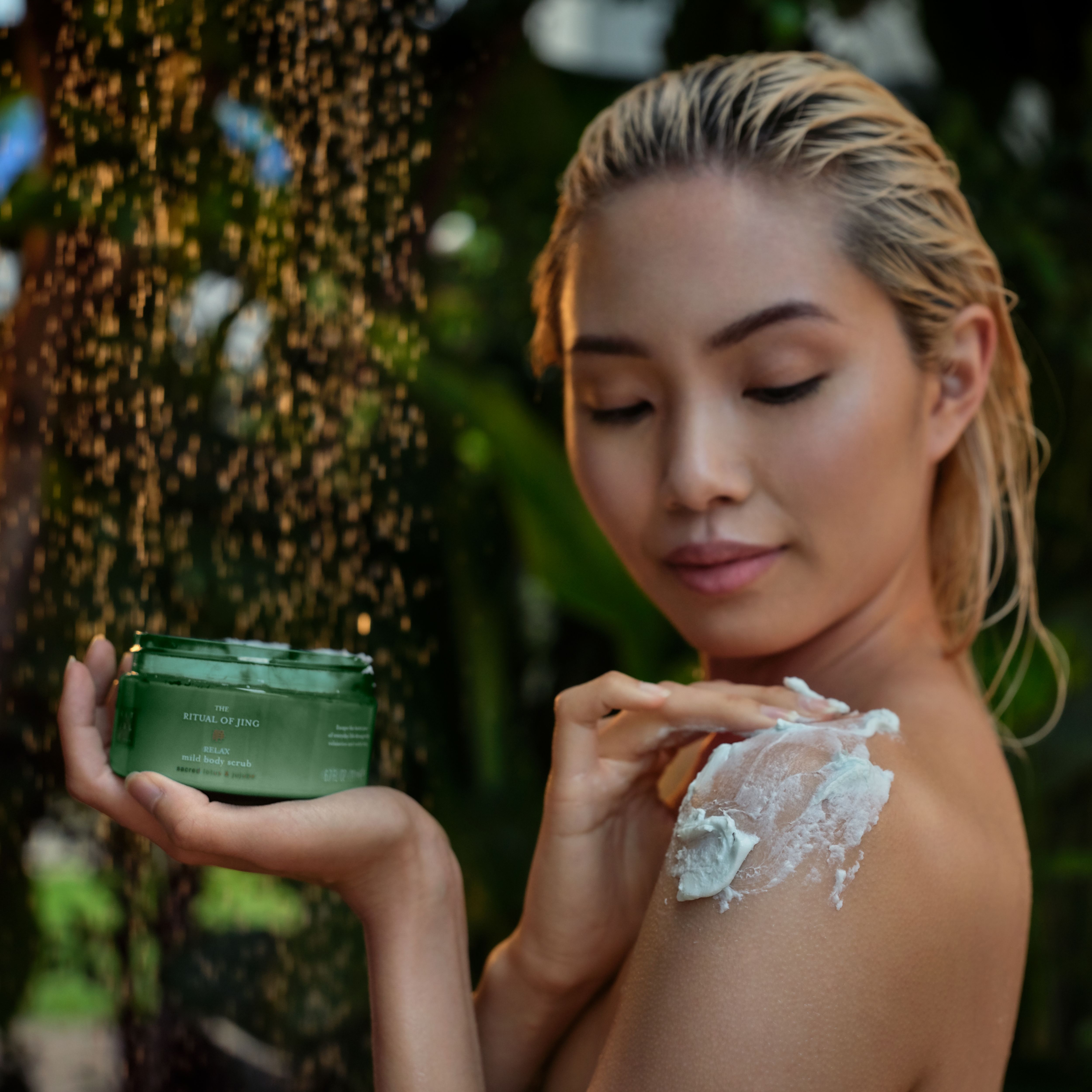 The Ritual of Jing Body Scrub 300g Lifestyle How to Use