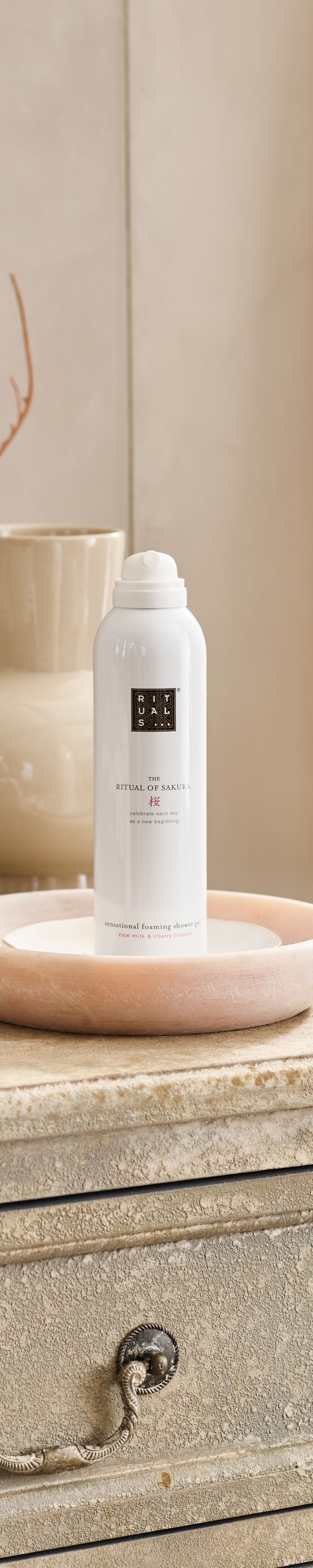 Trio de mousses de douche Rituals de la gamme The Ritual of Sakura, 600 ml – vue 3