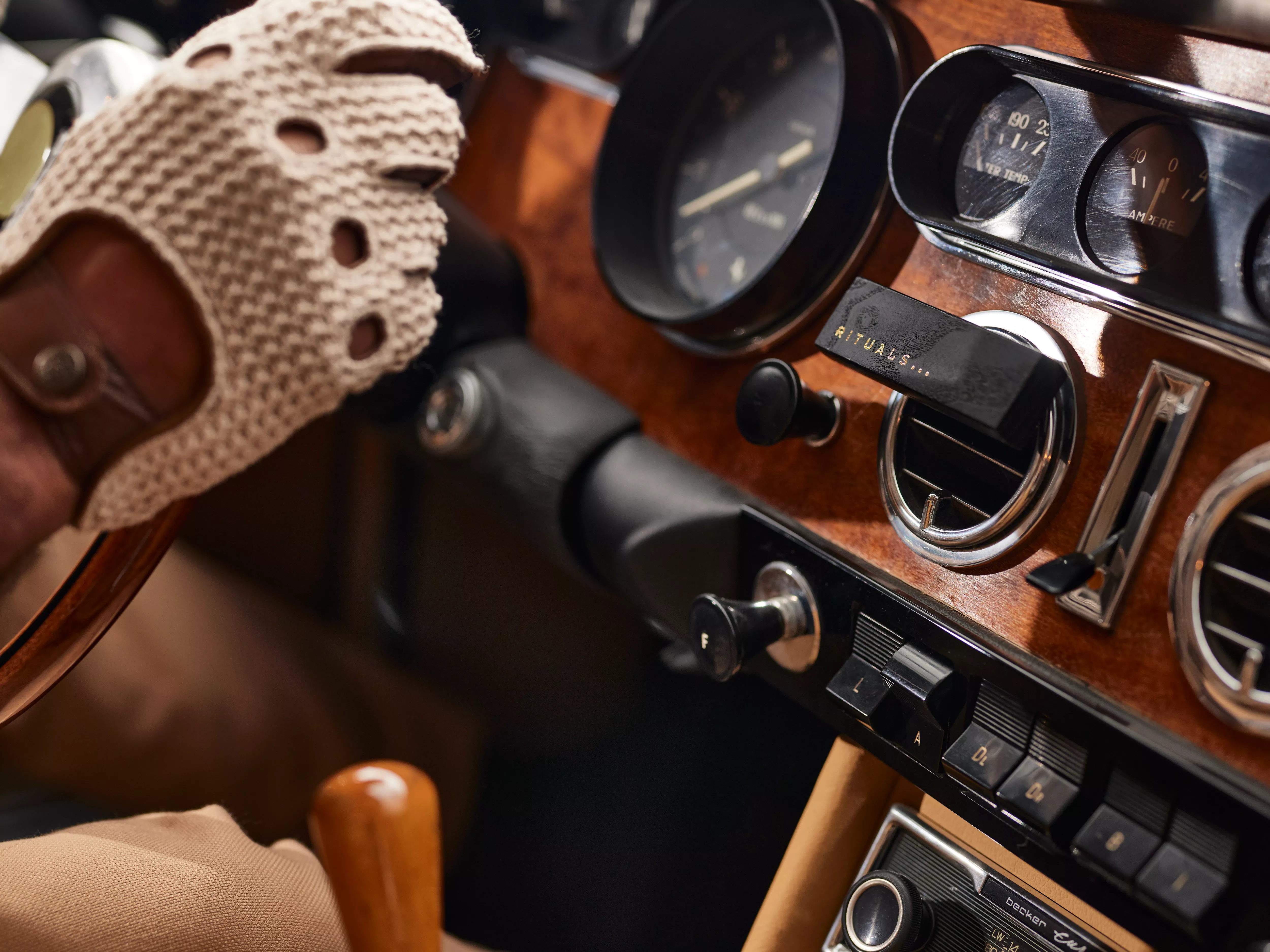 2022_CarPerfume_RitualofOudh_holder_withmodel2