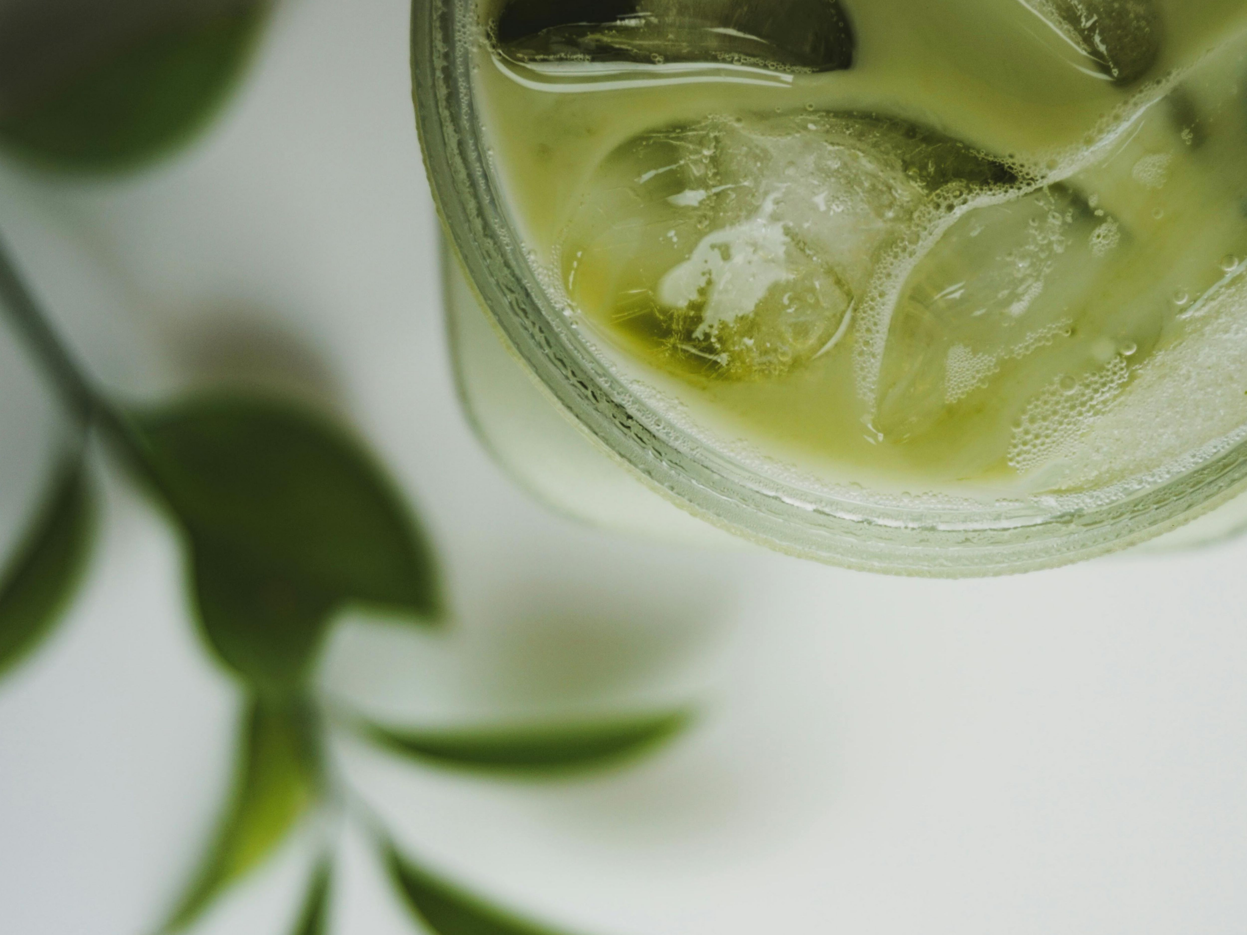 Iced matcha latte: een energieboost op een hete zomerse dag